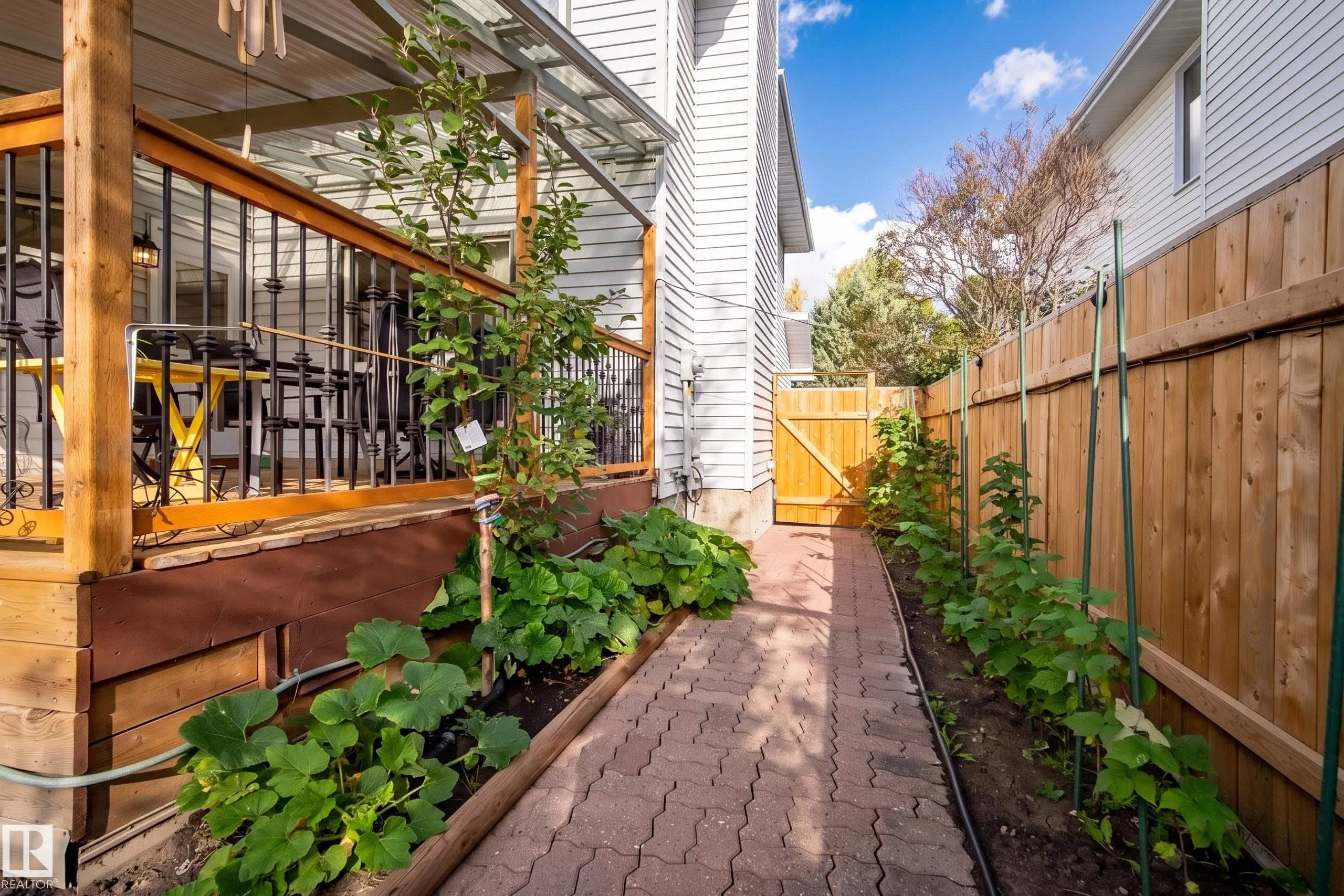 38 DEANE Crescent