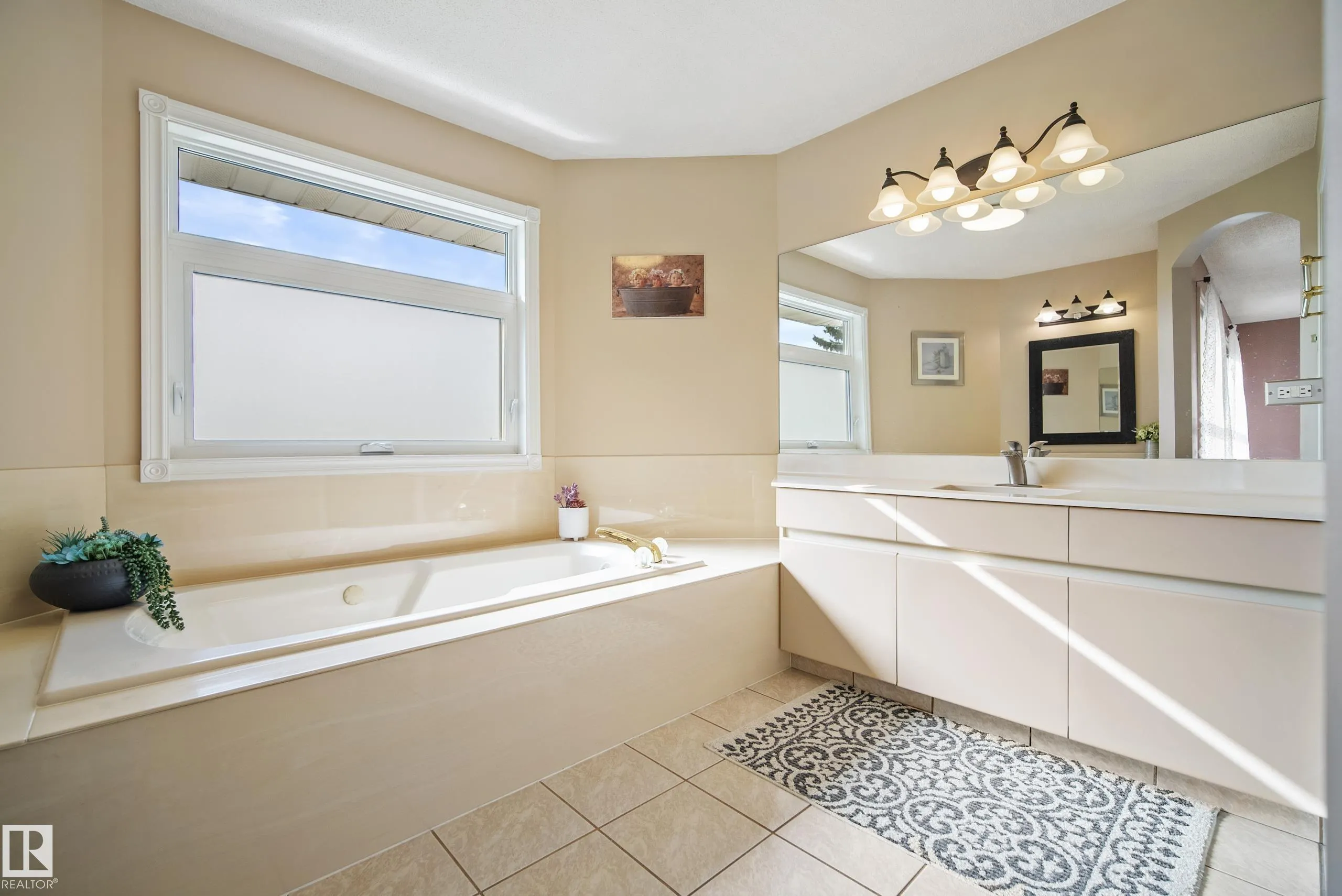38 DEANE Crescent