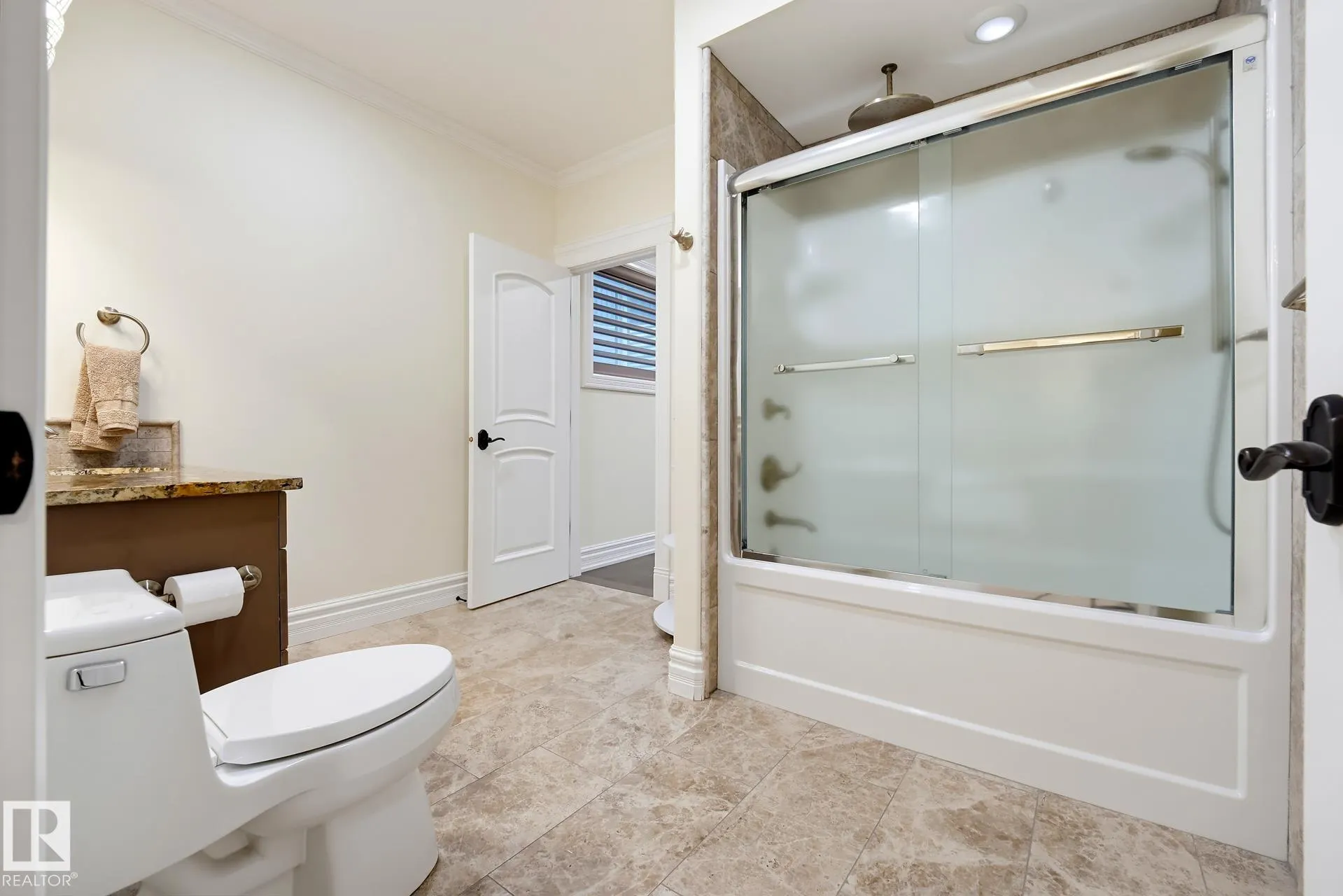 3 KINGSMEADE Crescent