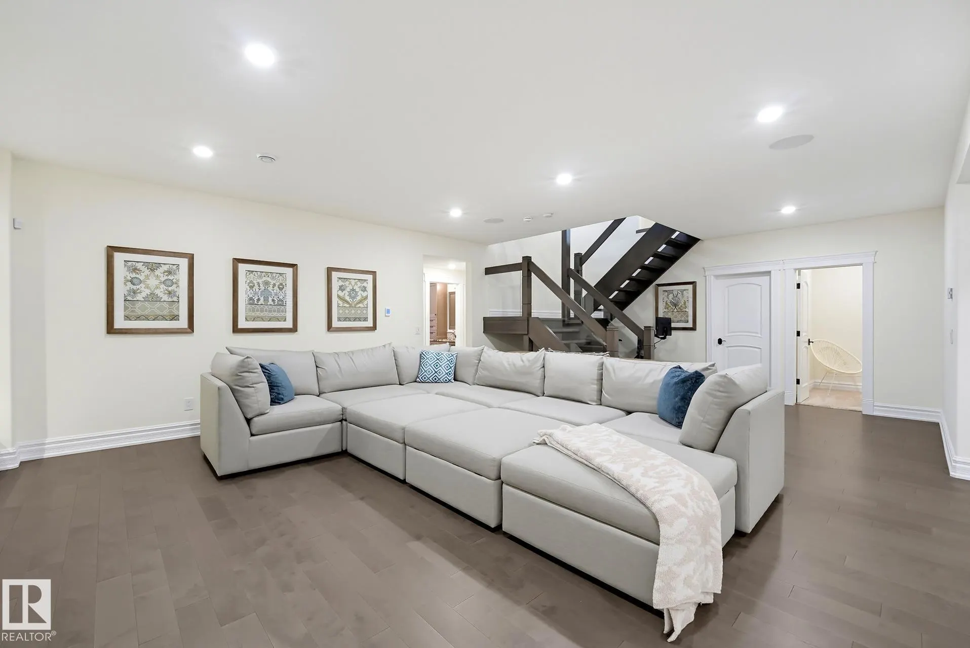 3 KINGSMEADE Crescent