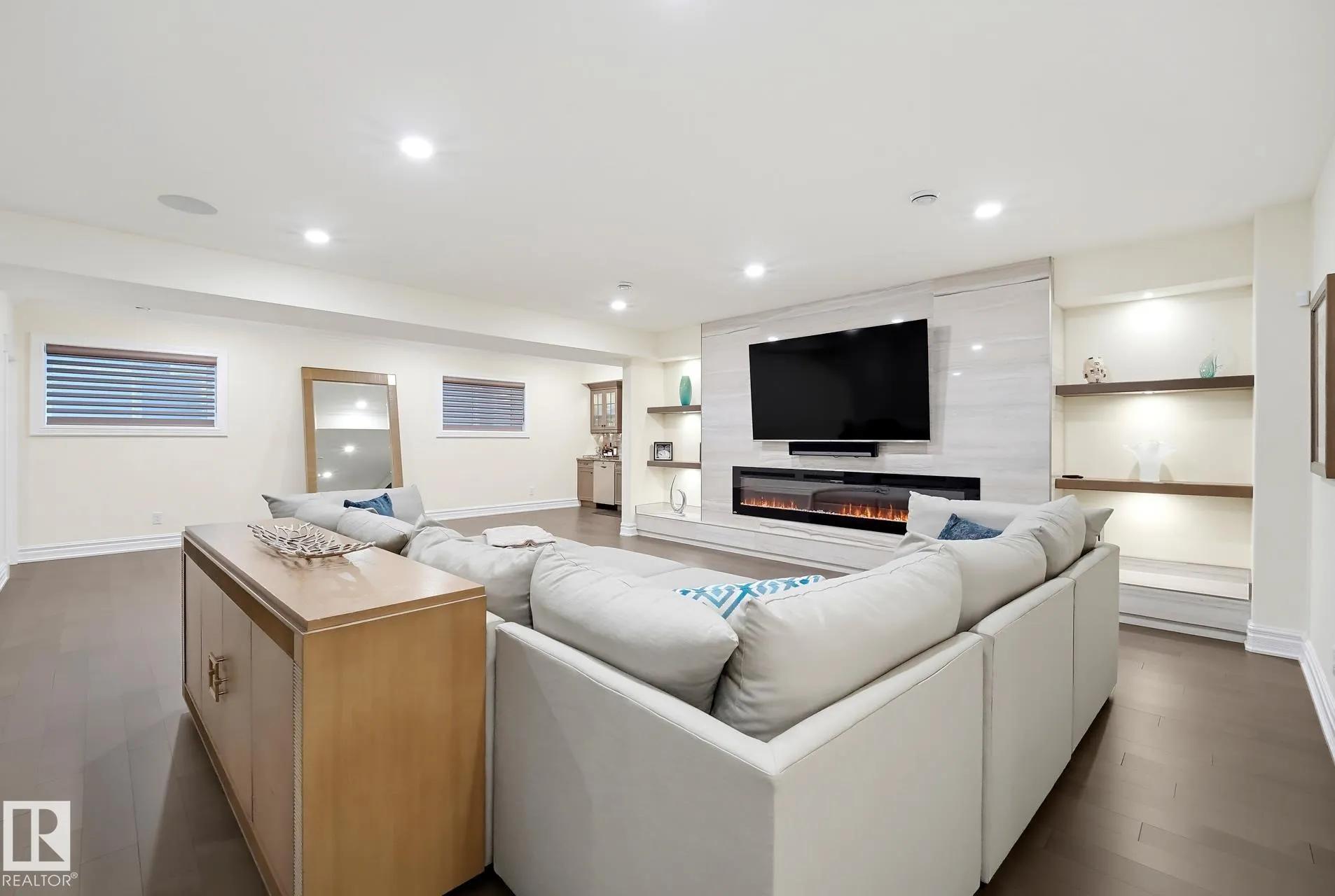 3 KINGSMEADE Crescent