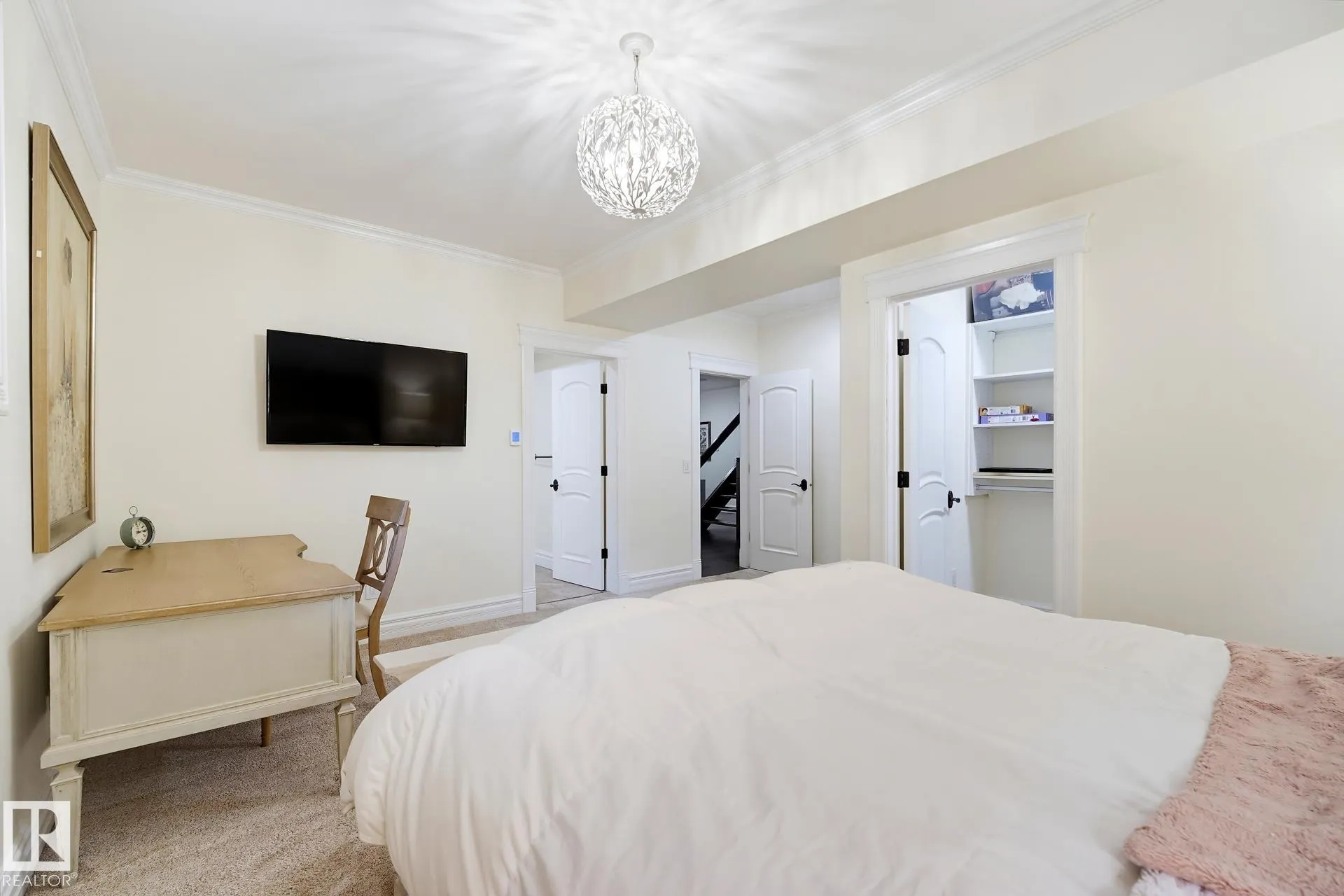 3 KINGSMEADE Crescent