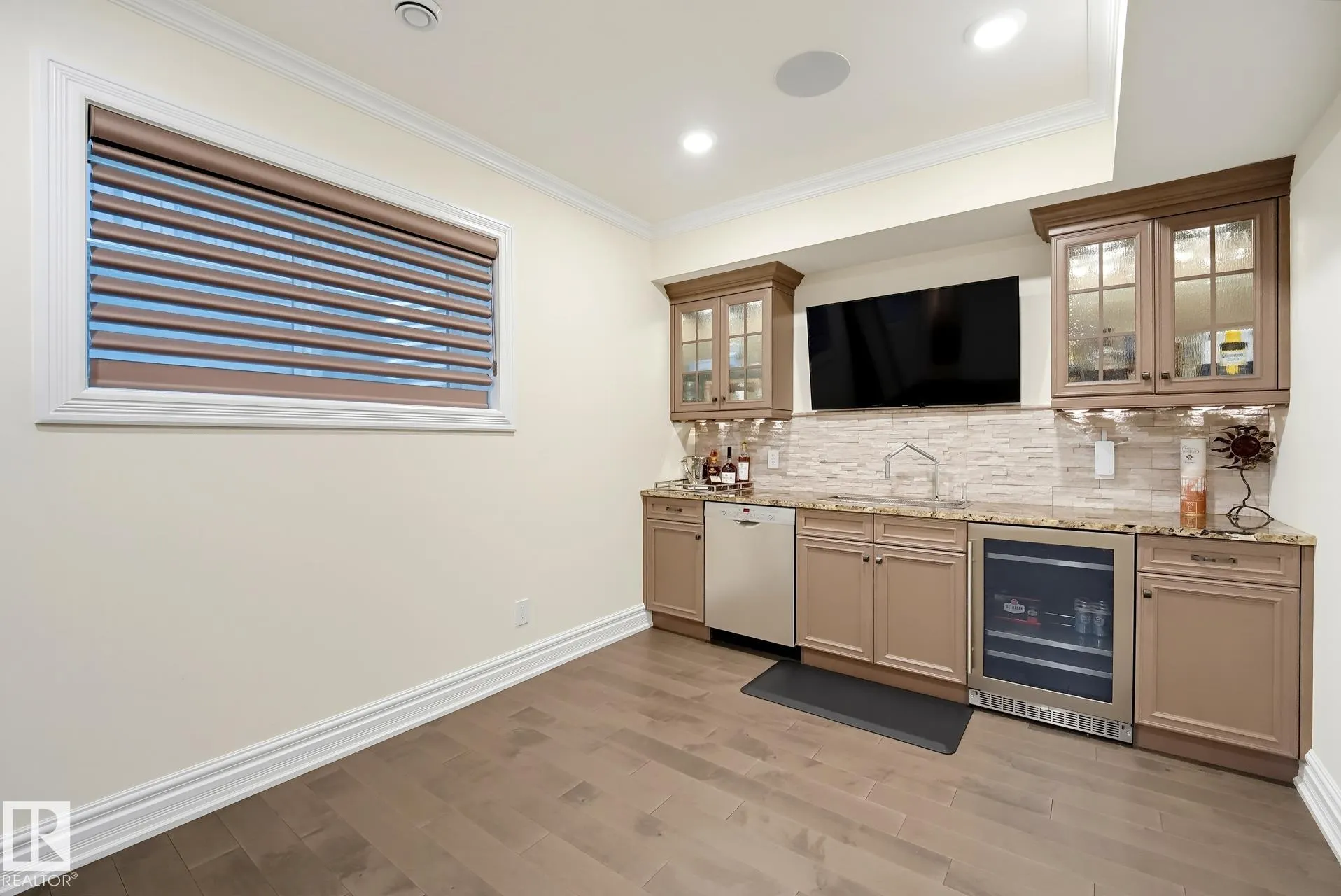 3 KINGSMEADE Crescent