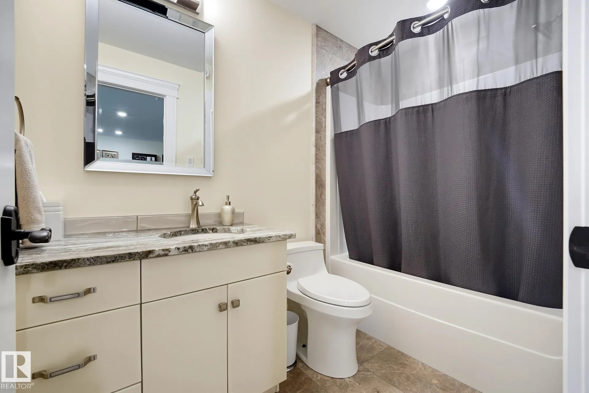 3 KINGSMEADE Crescent