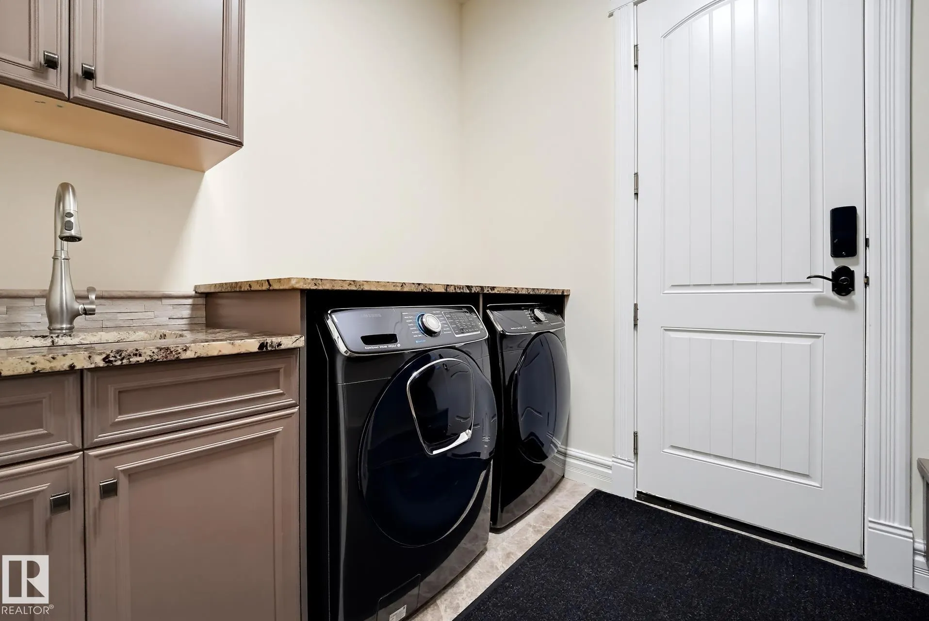 3 KINGSMEADE Crescent