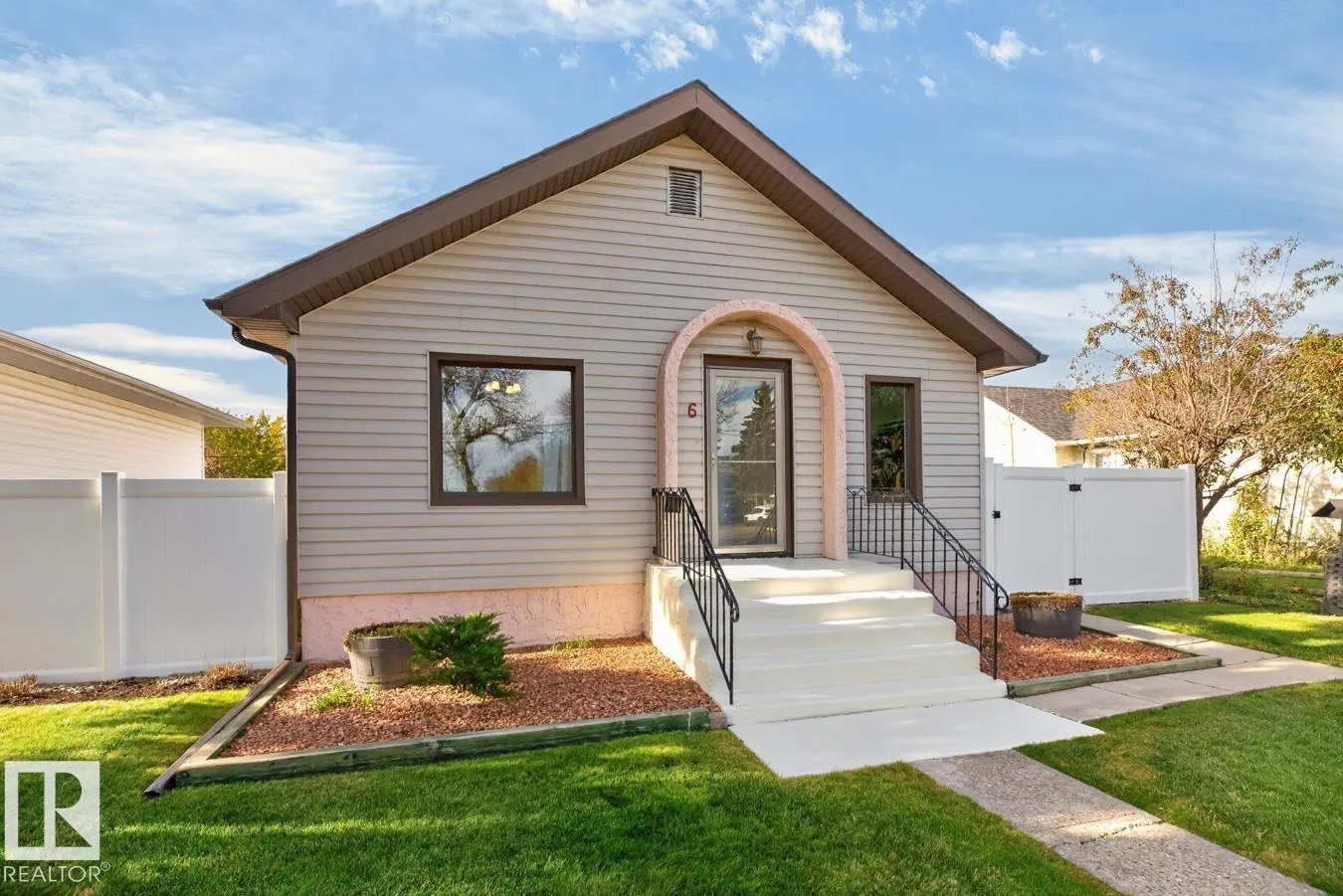 6 MONT CLARE Place