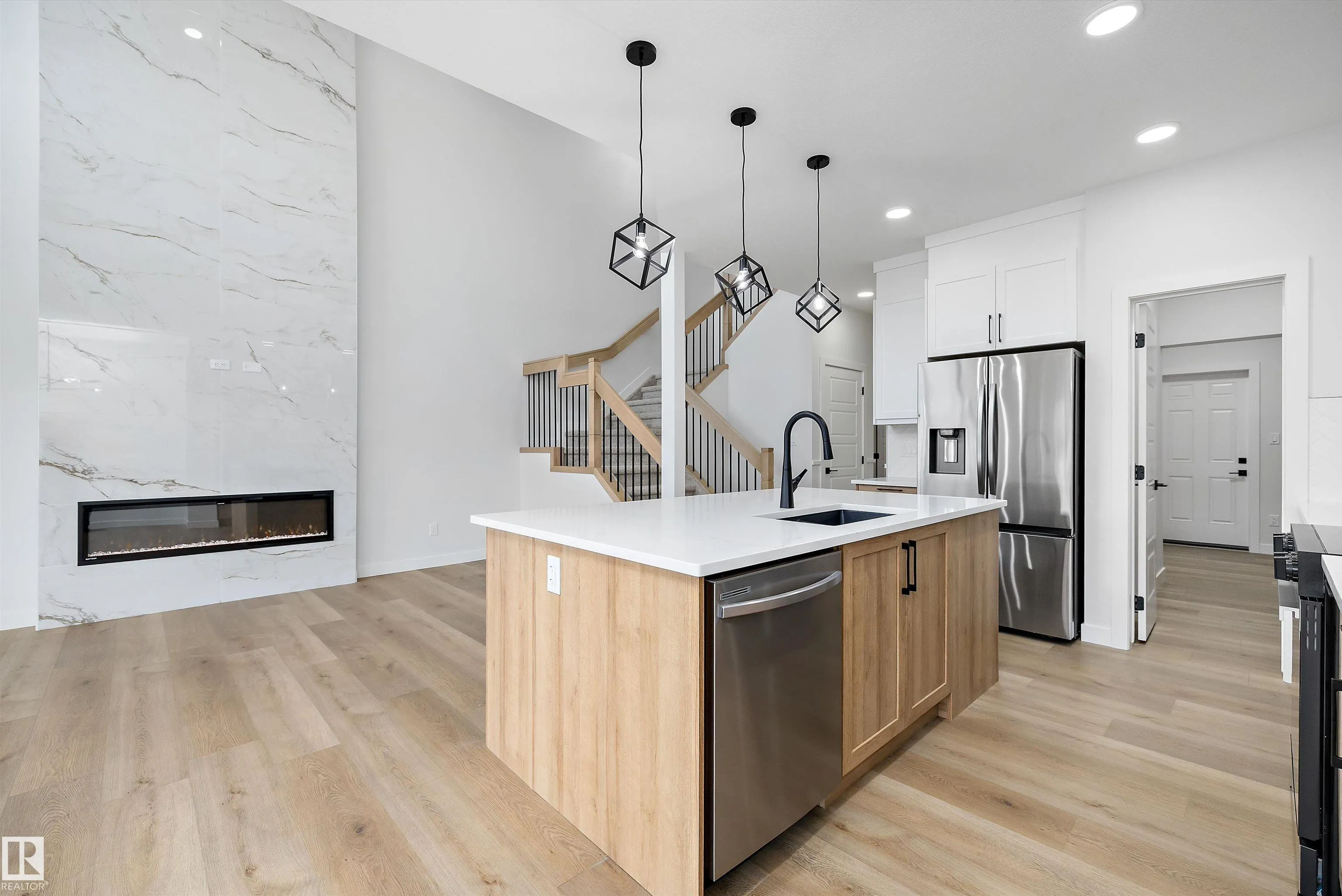 1774 Crossbill Loop