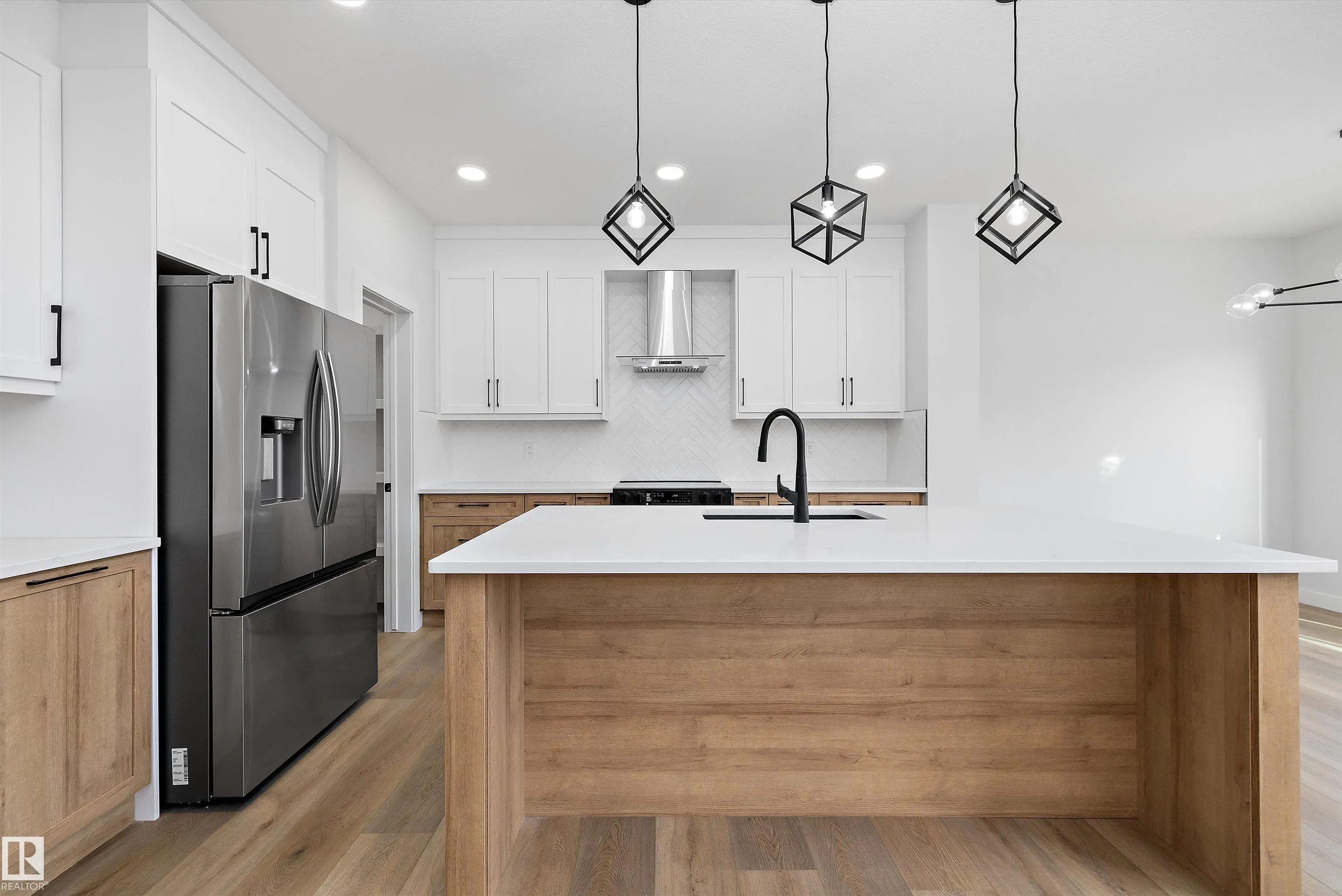 1774 Crossbill Loop