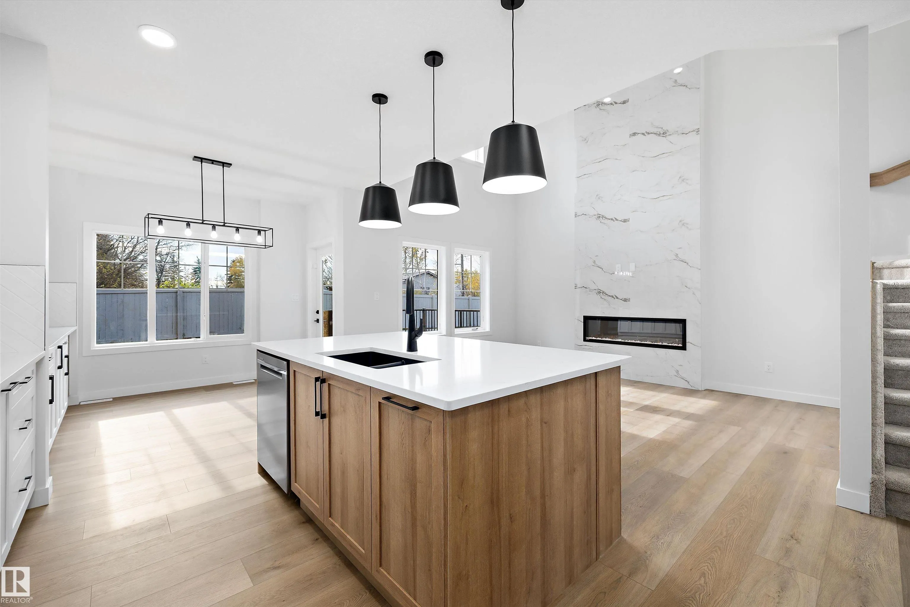 1753 Crossbill Loop