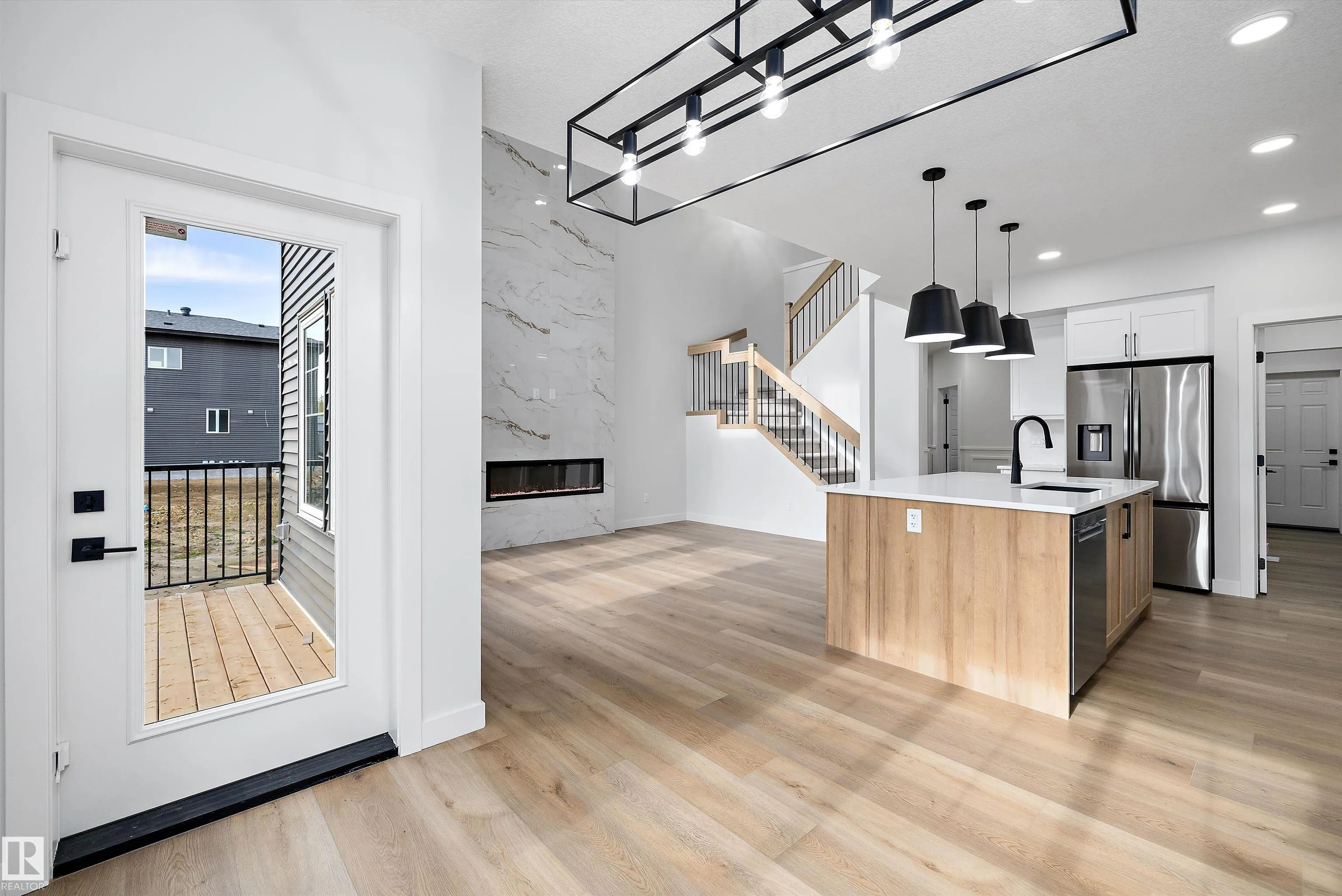 1753 Crossbill Loop