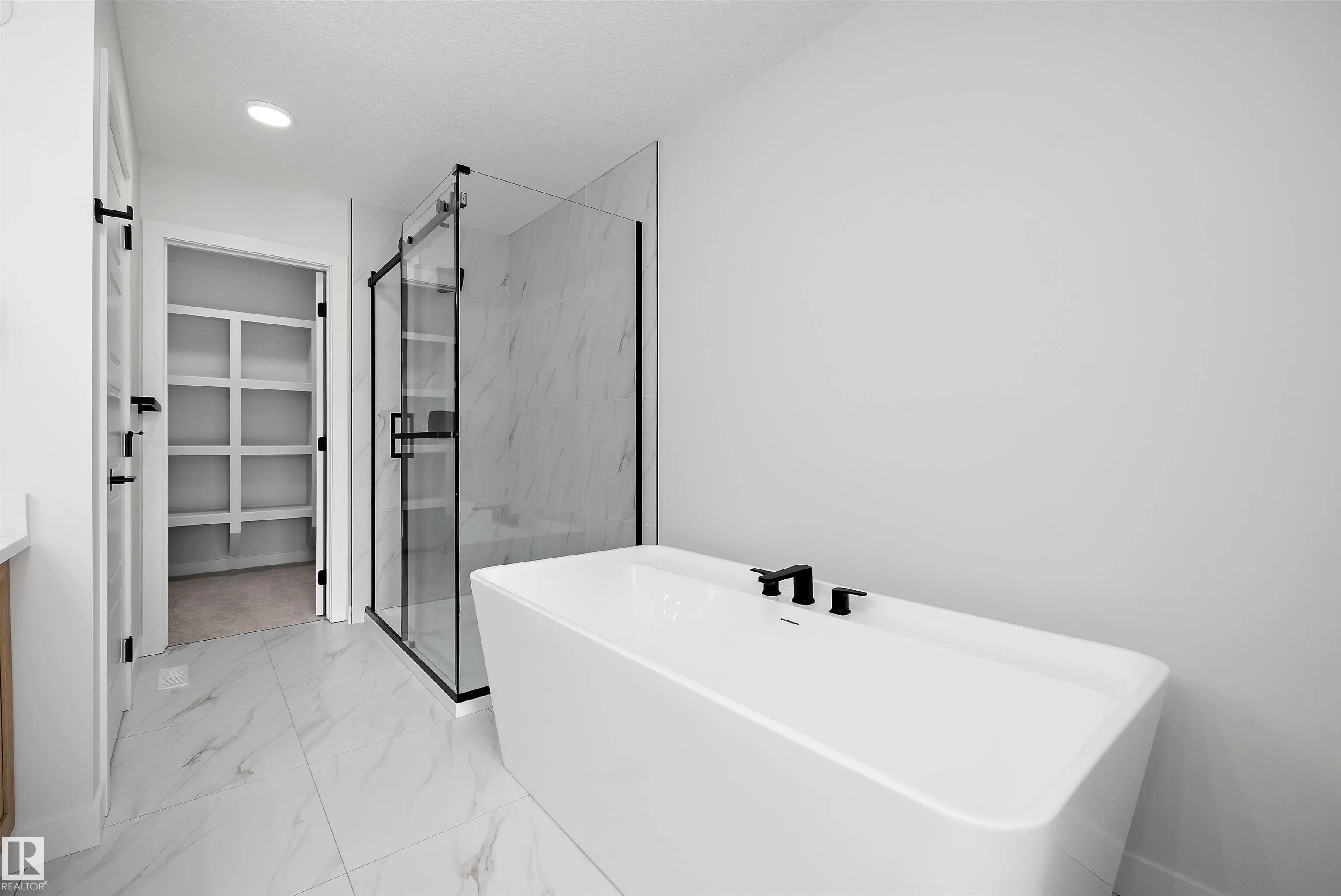 1753 Crossbill Loop