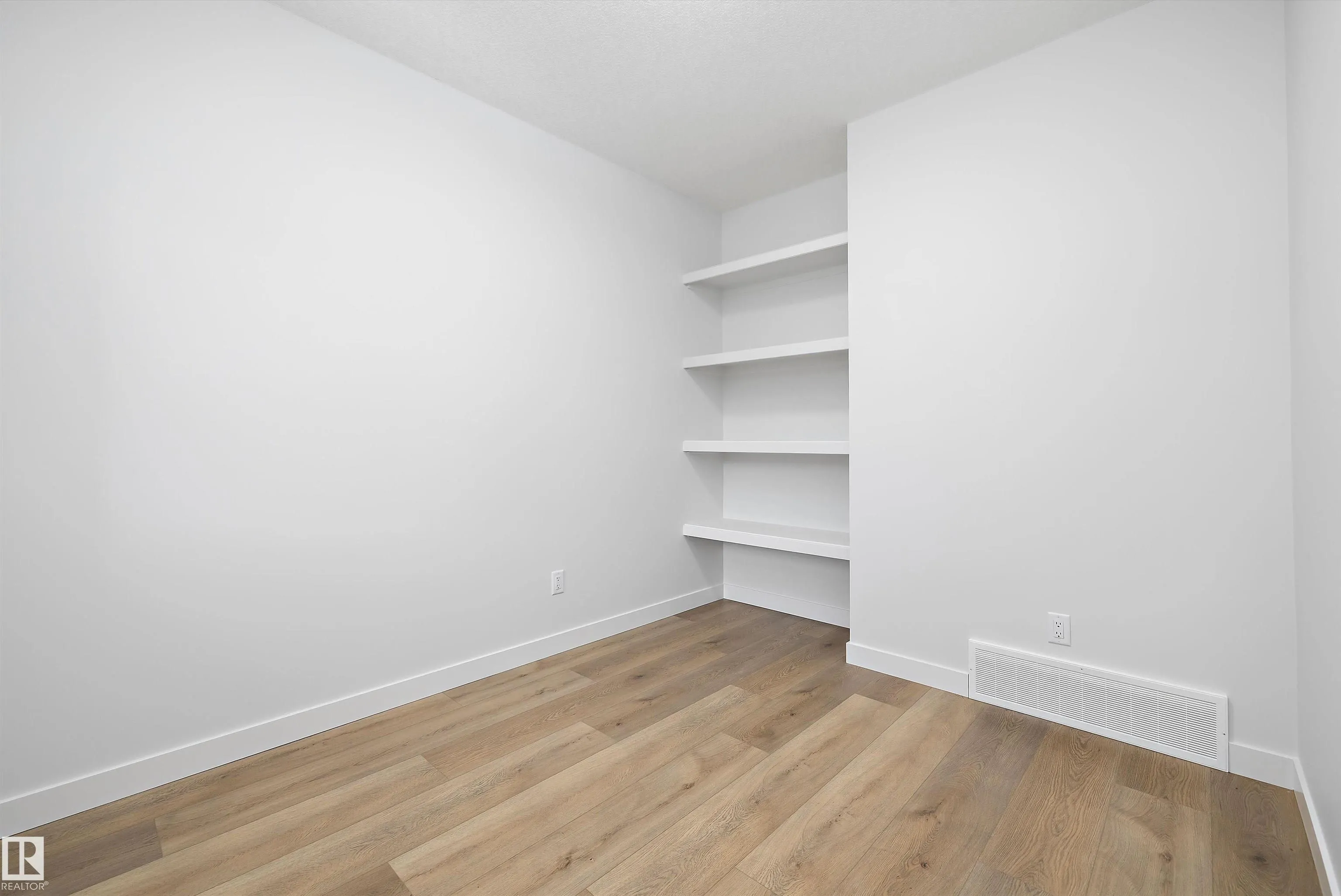 1753 Crossbill Loop