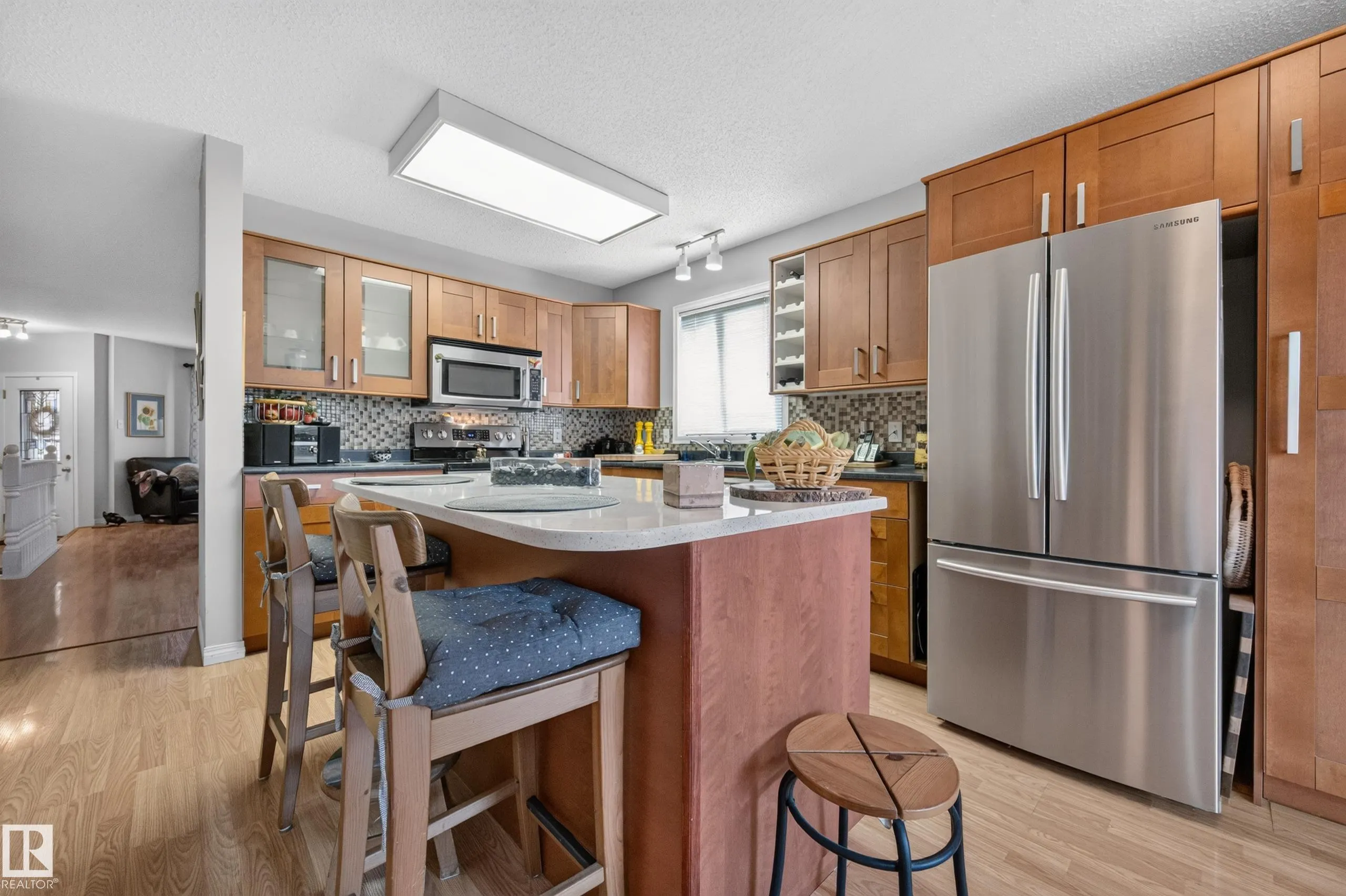 524 RAINBOW Crescent