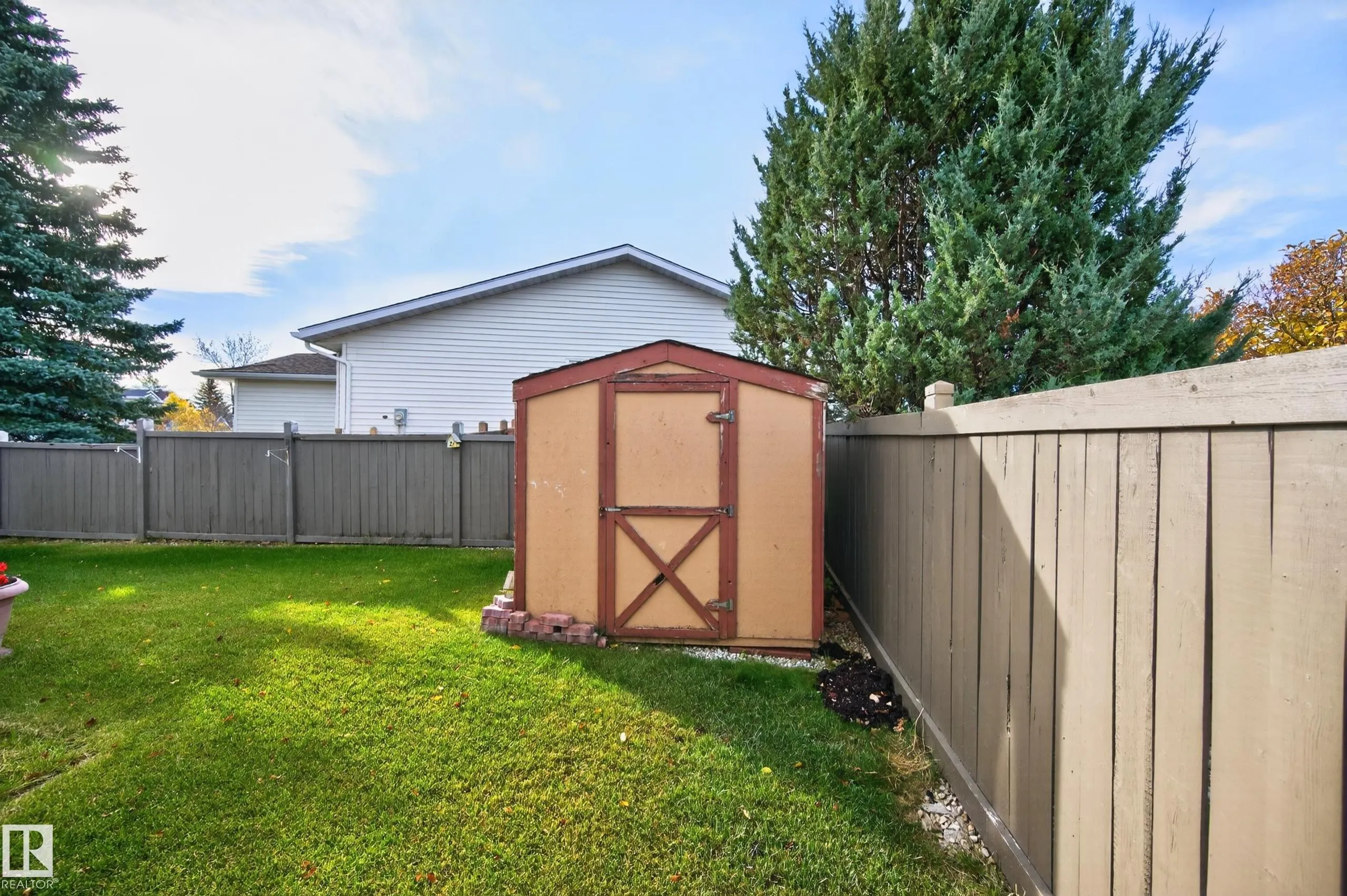 524 RAINBOW Crescent