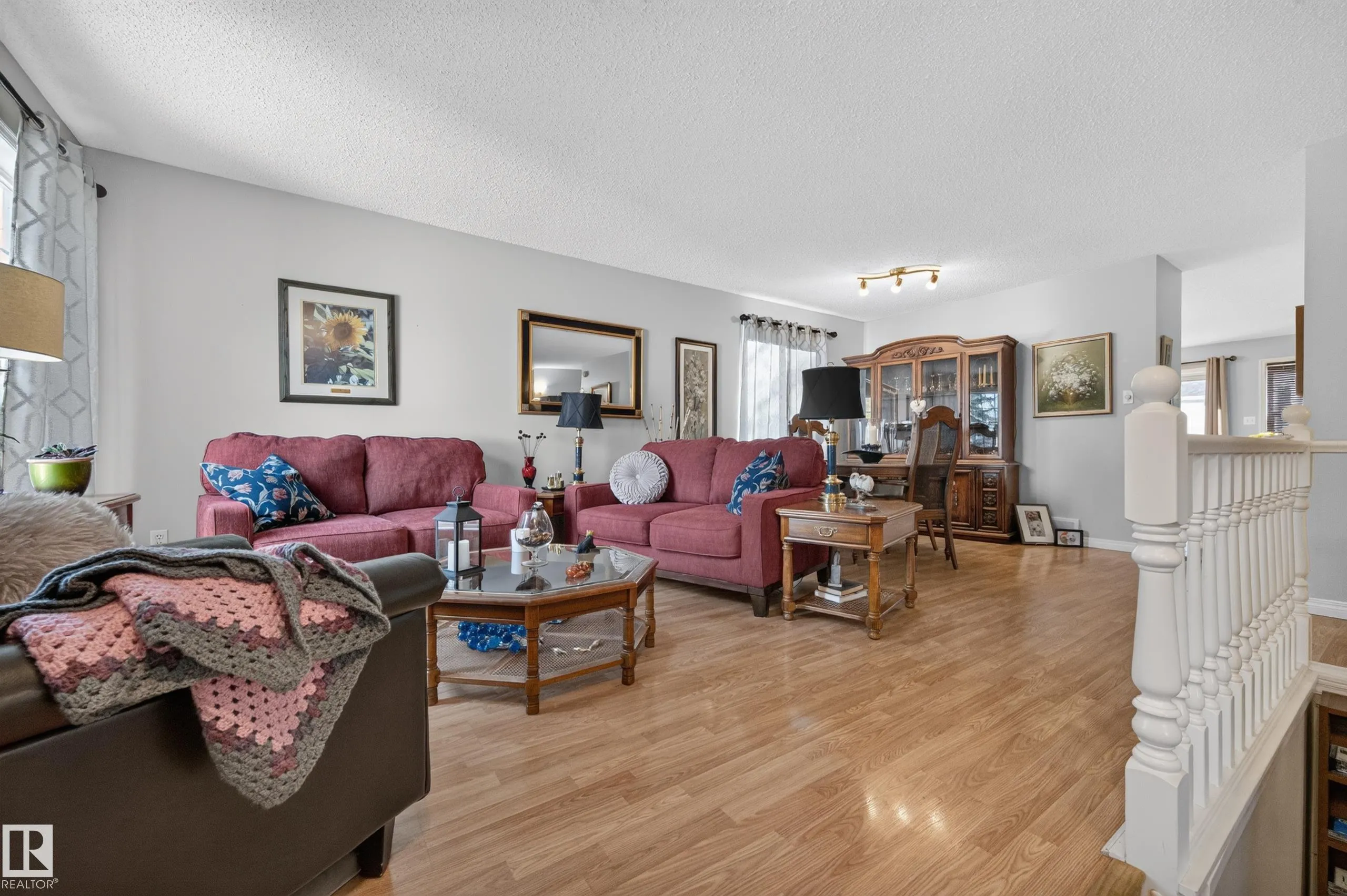 524 RAINBOW Crescent