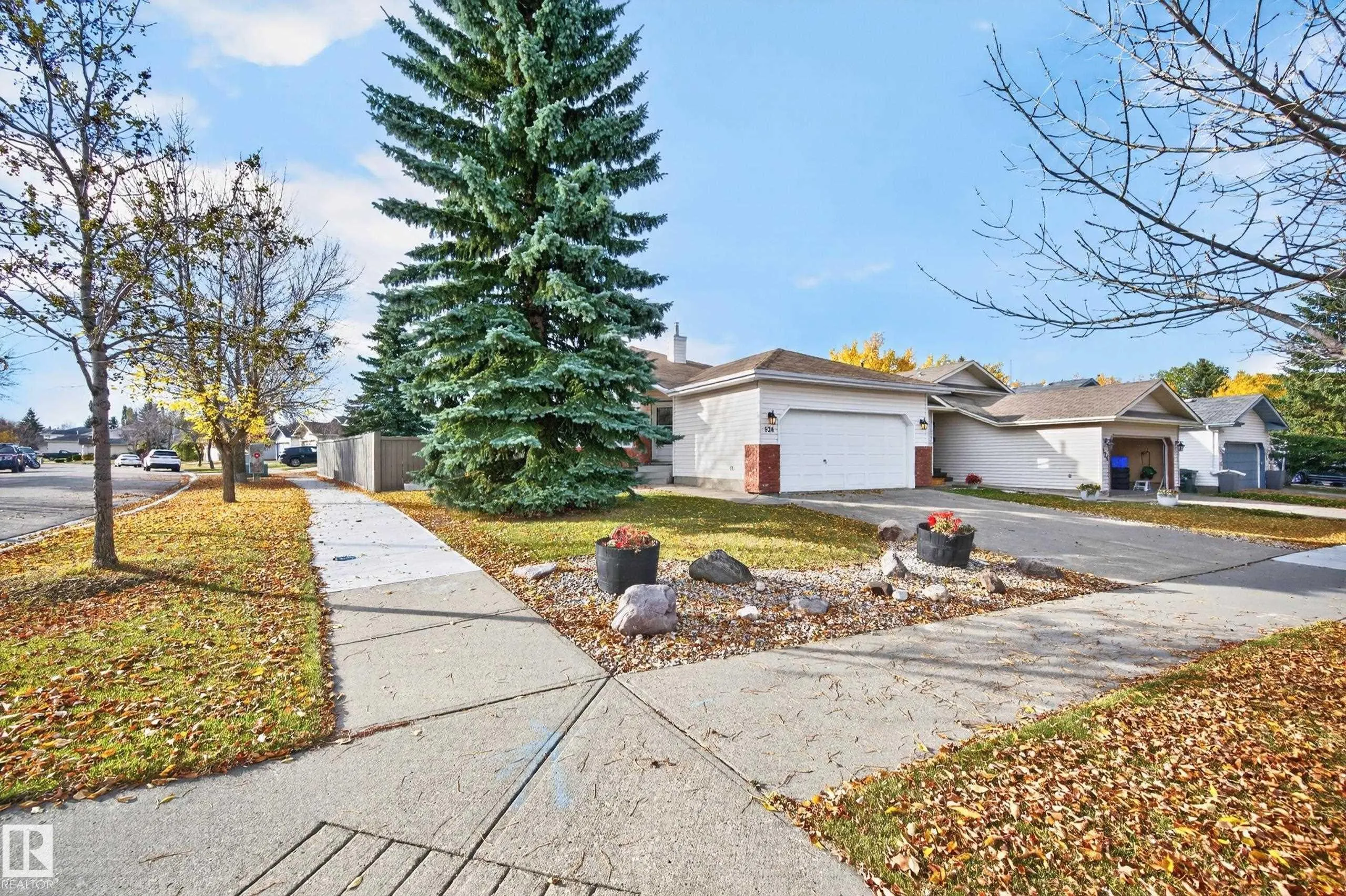 524 RAINBOW Crescent