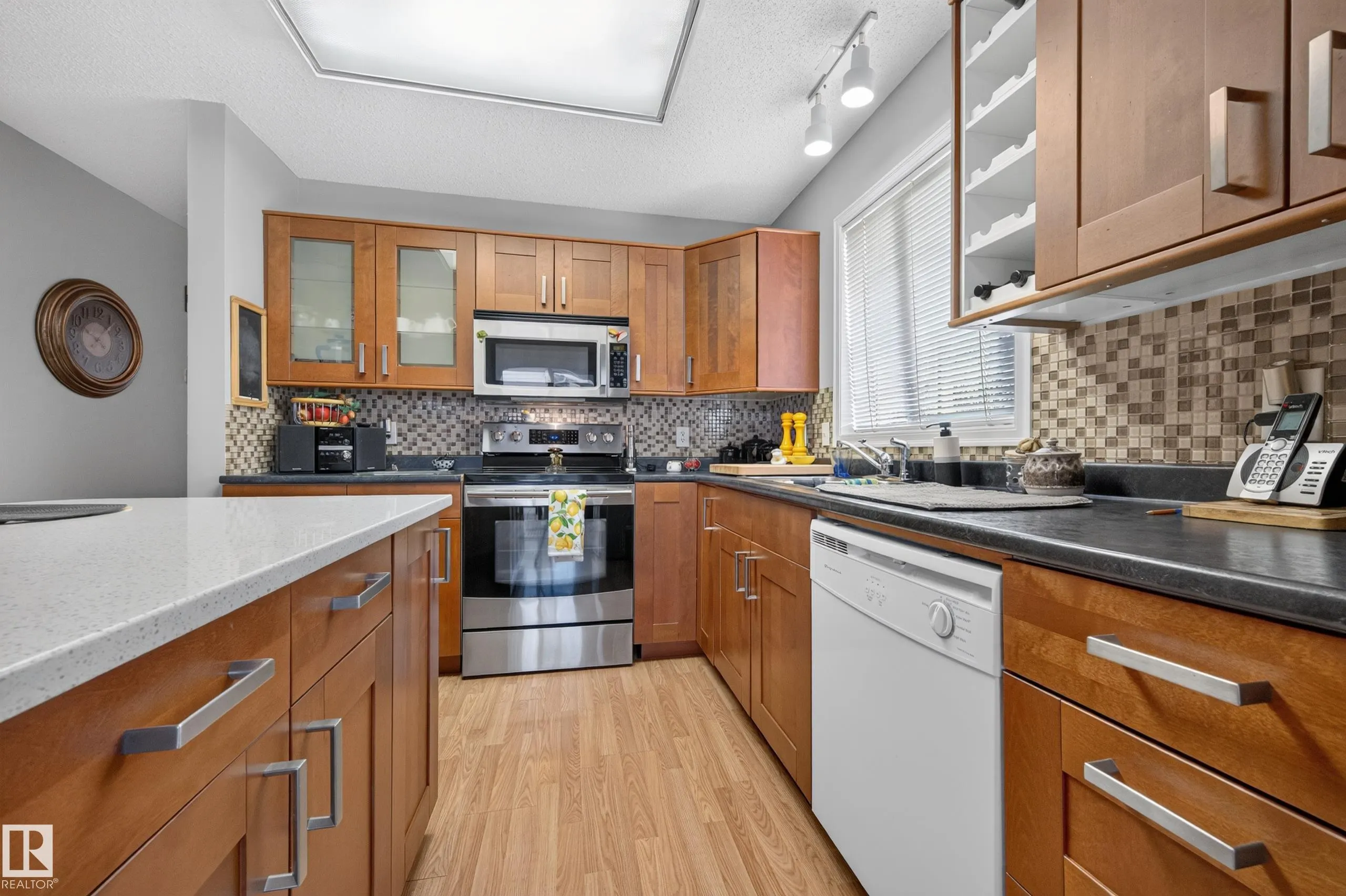 524 RAINBOW Crescent