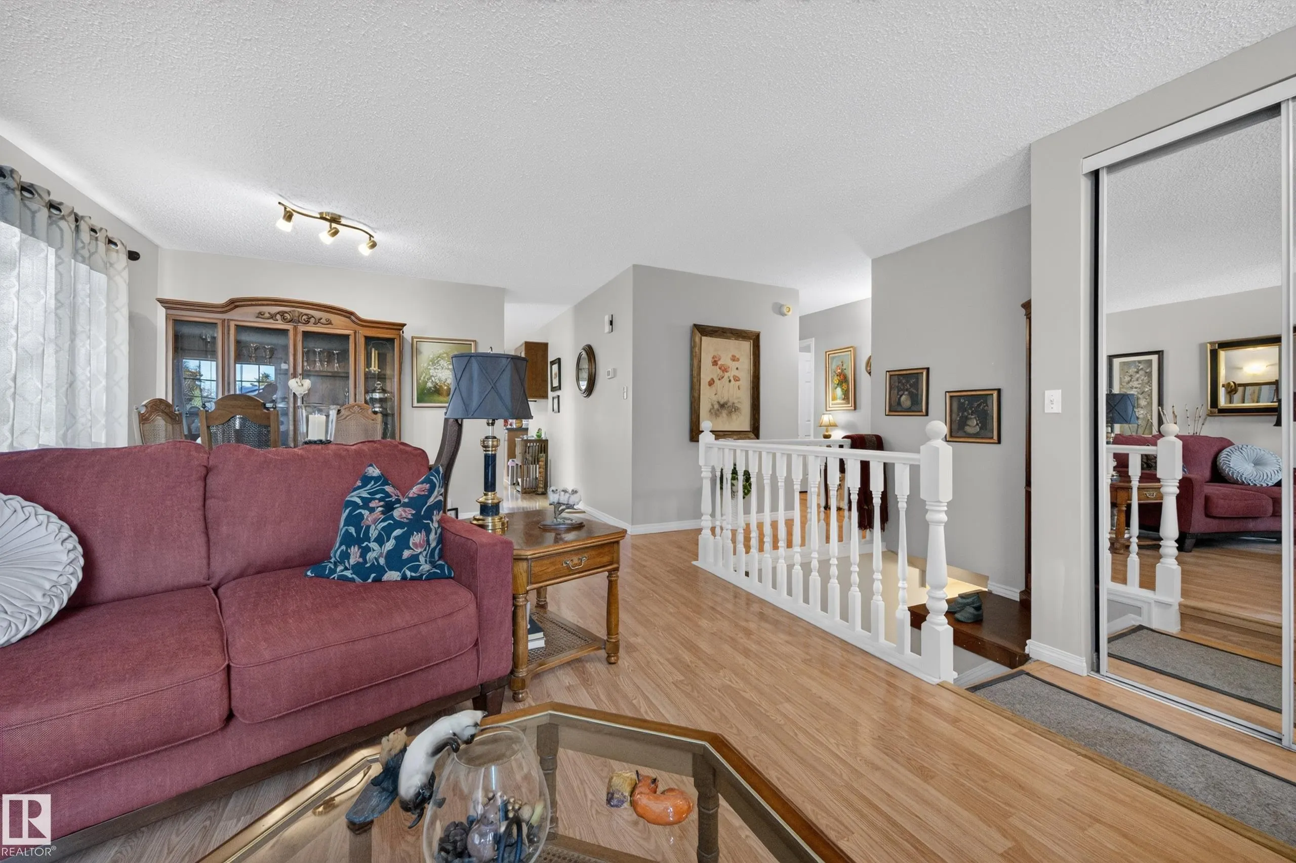 524 RAINBOW Crescent