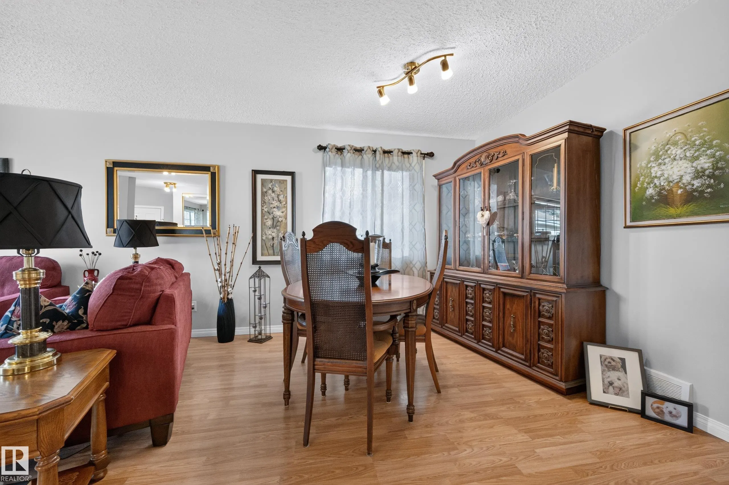 524 RAINBOW Crescent