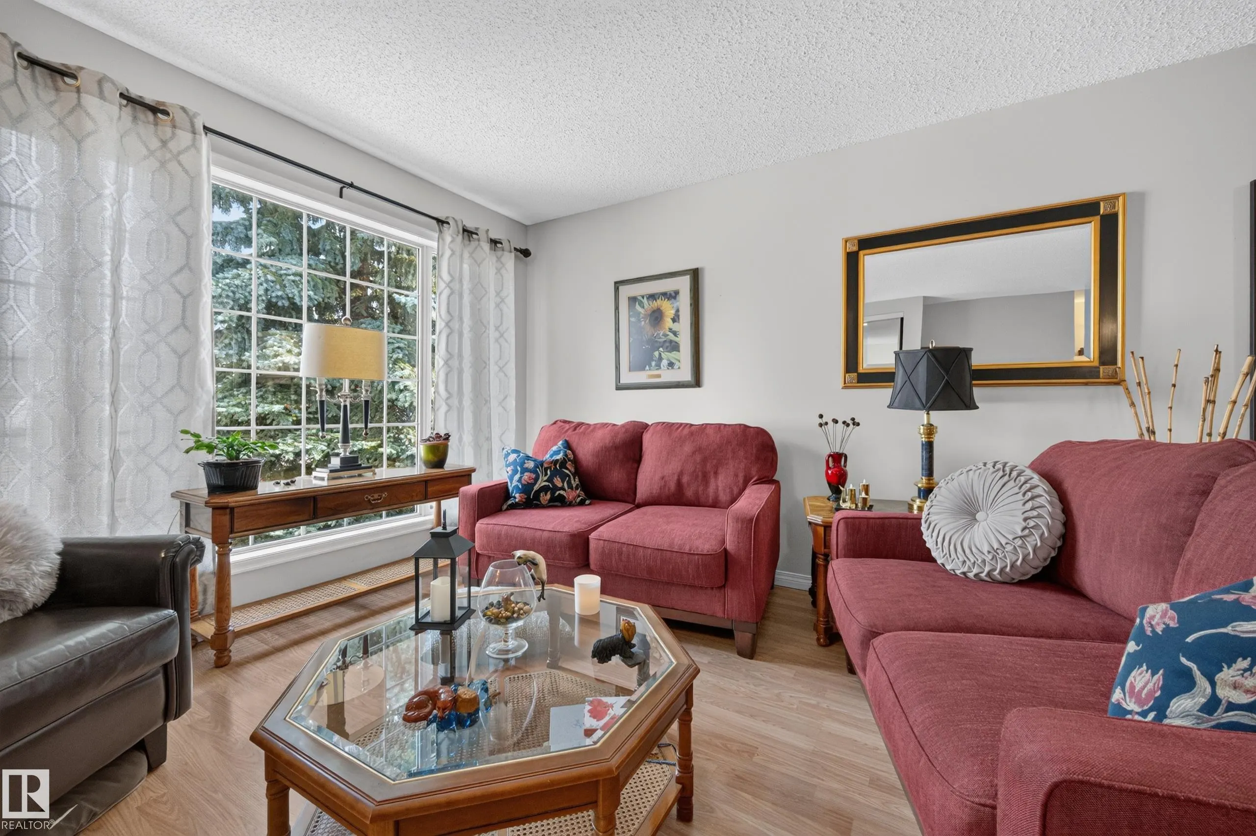 524 RAINBOW Crescent