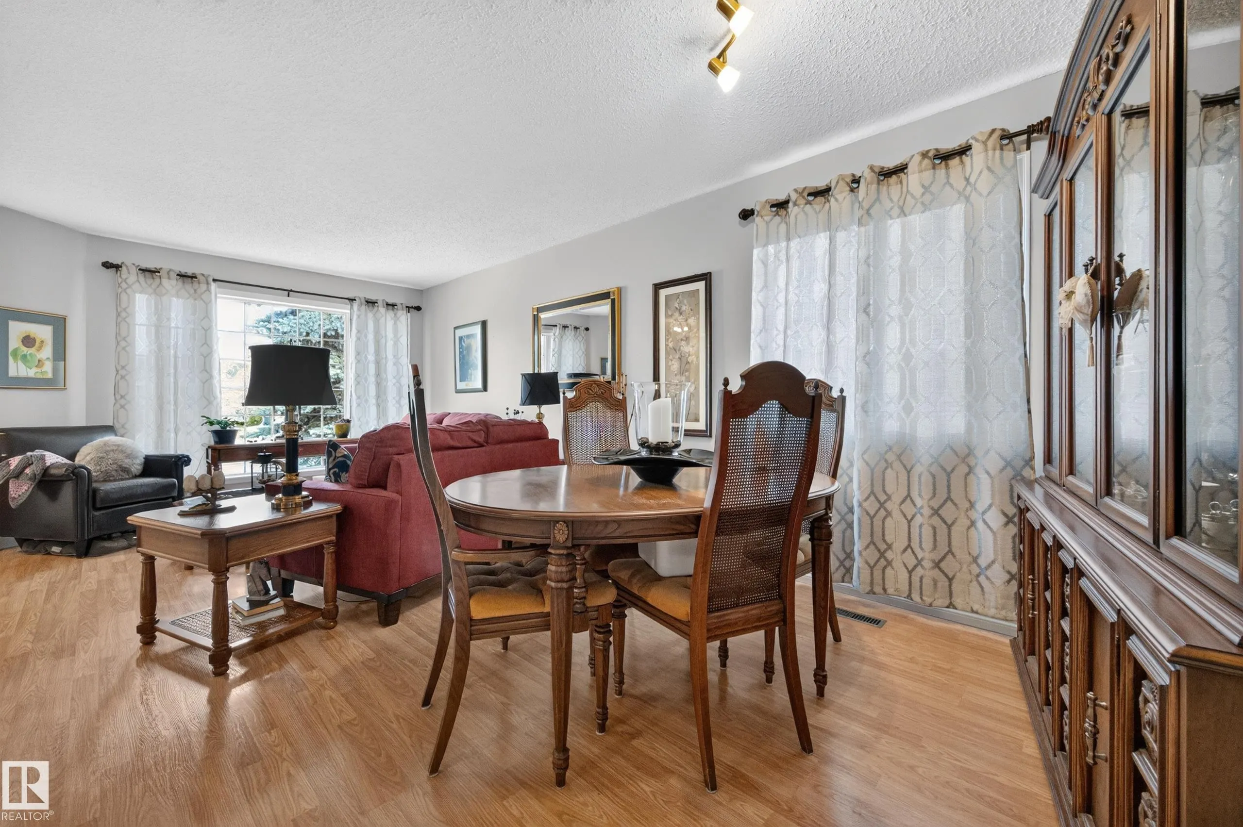 524 RAINBOW Crescent