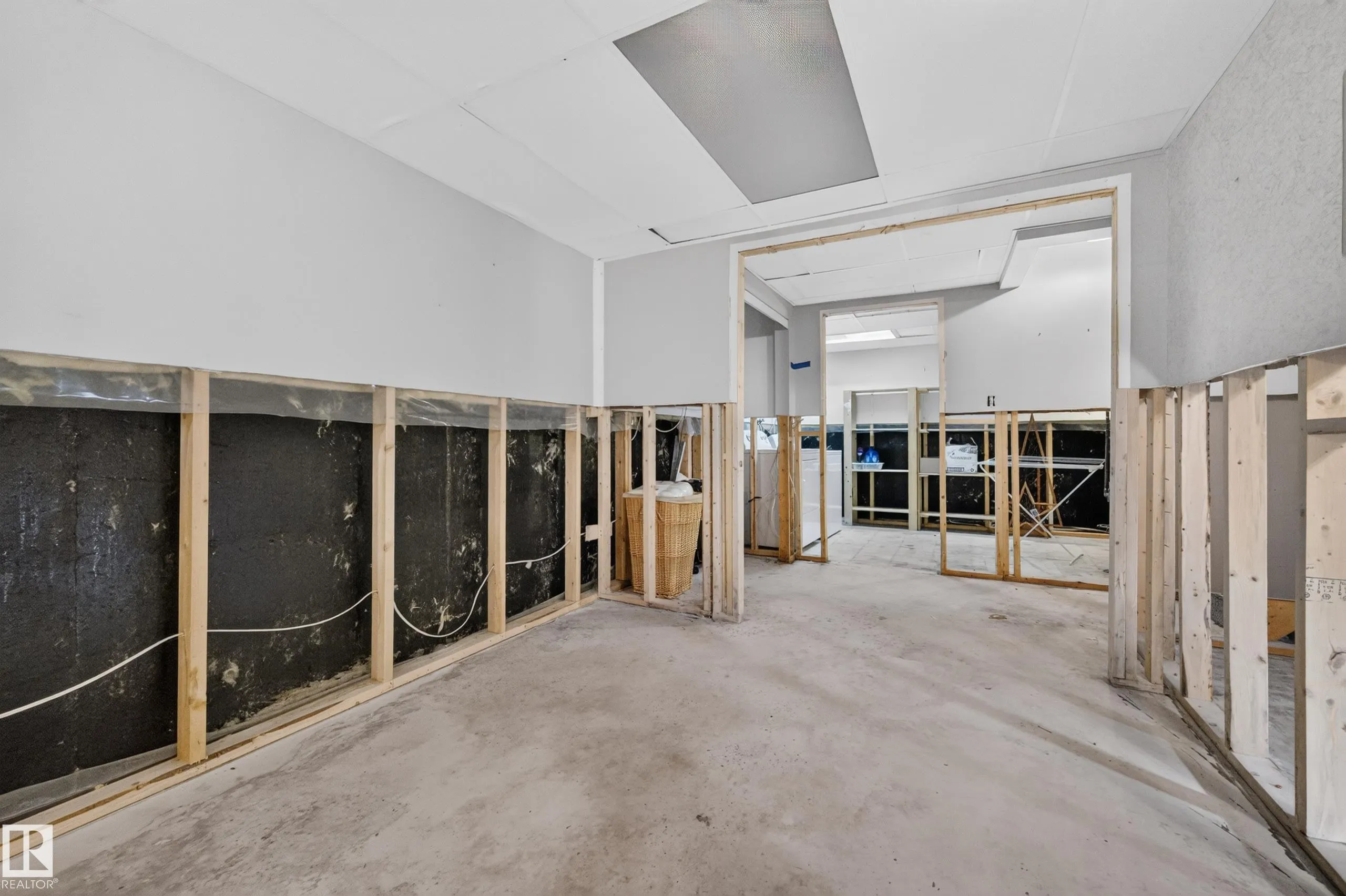 524 RAINBOW Crescent