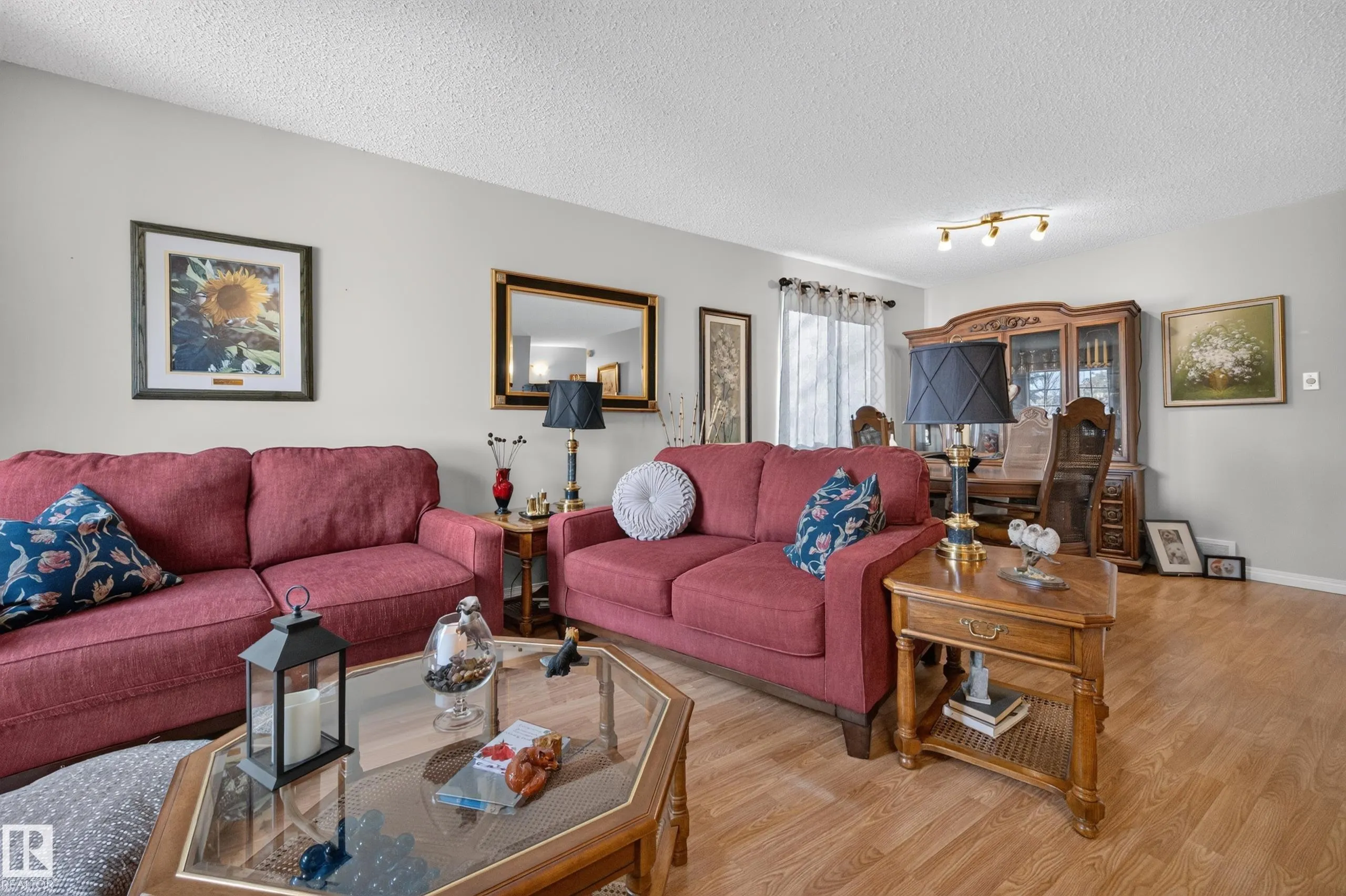 524 RAINBOW Crescent