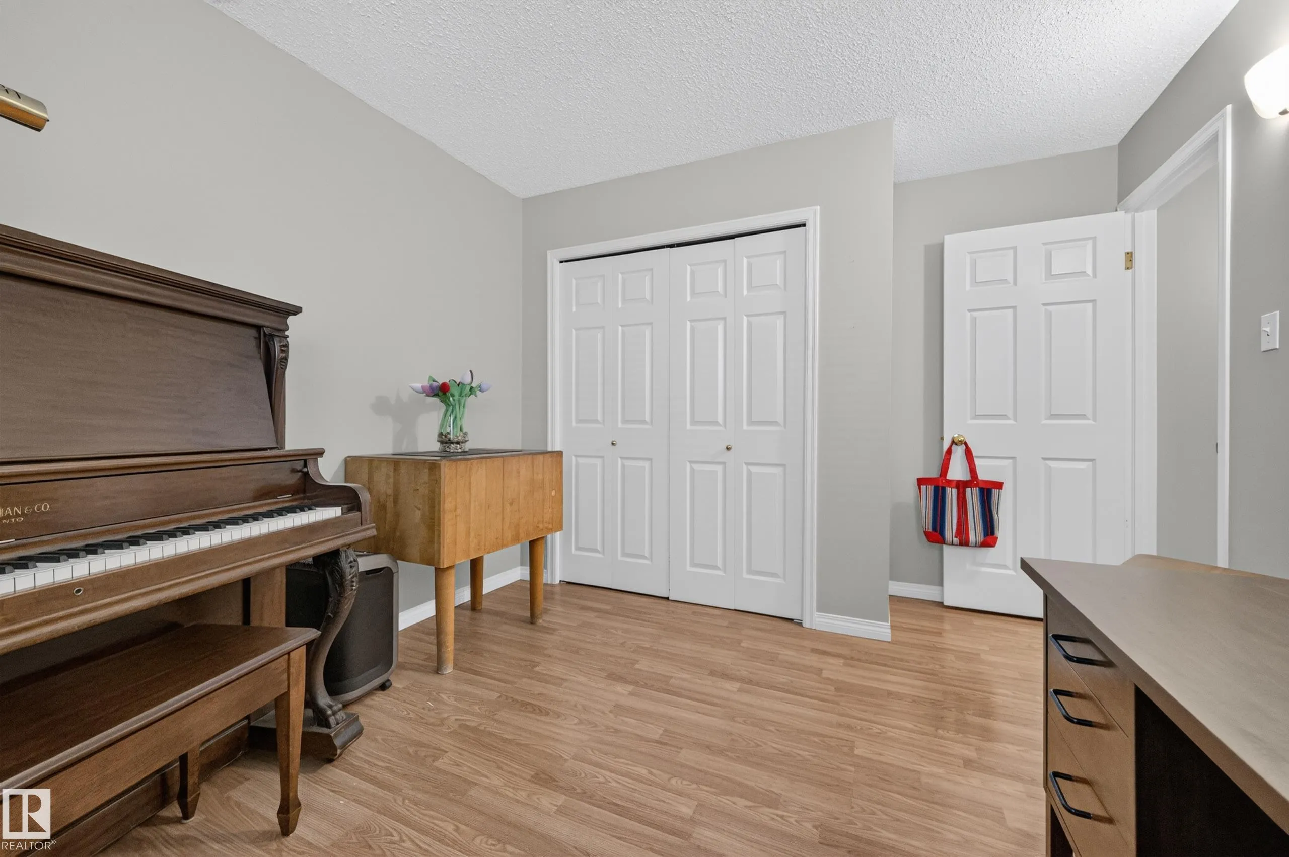 524 RAINBOW Crescent