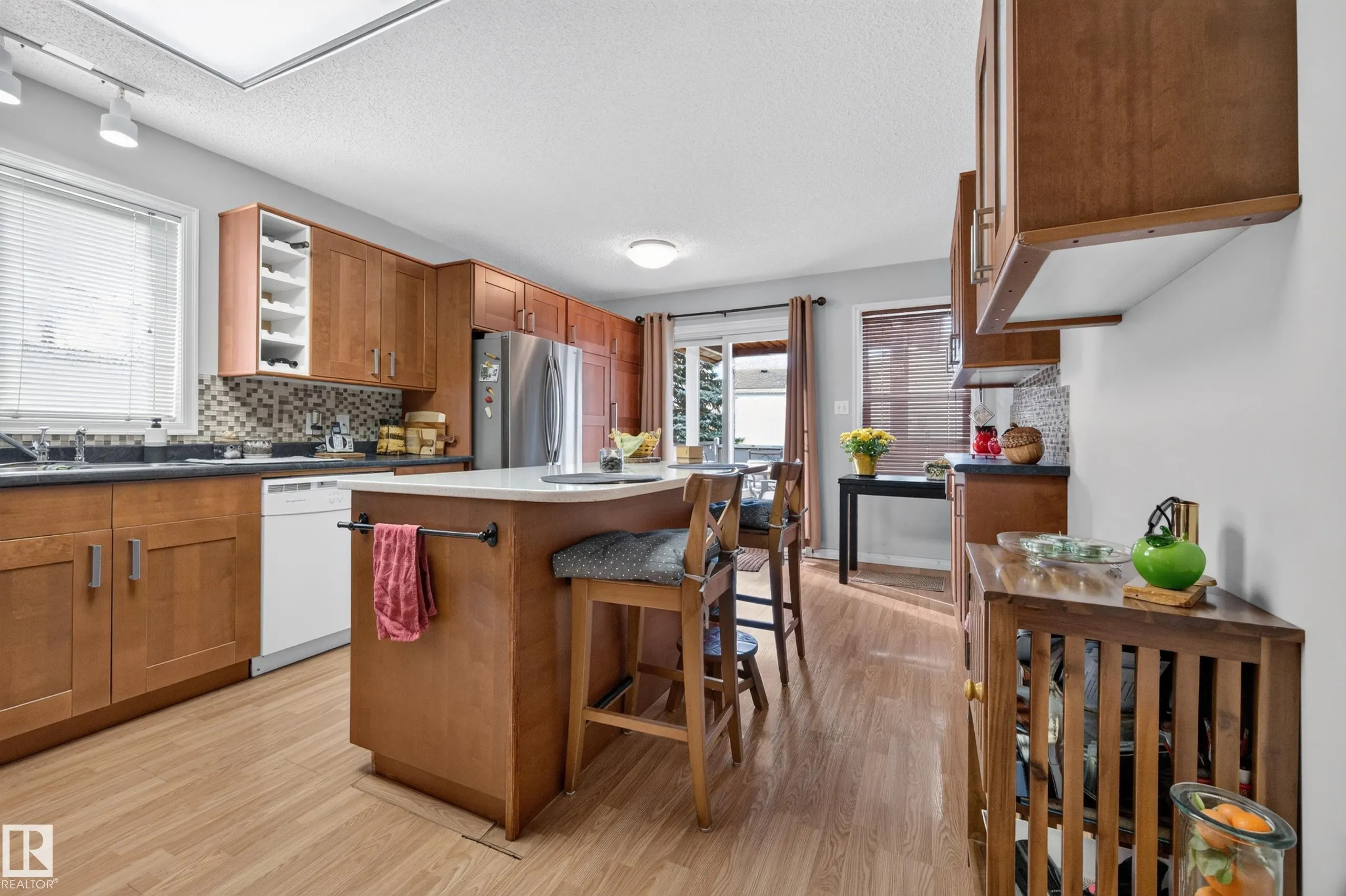 524 RAINBOW Crescent