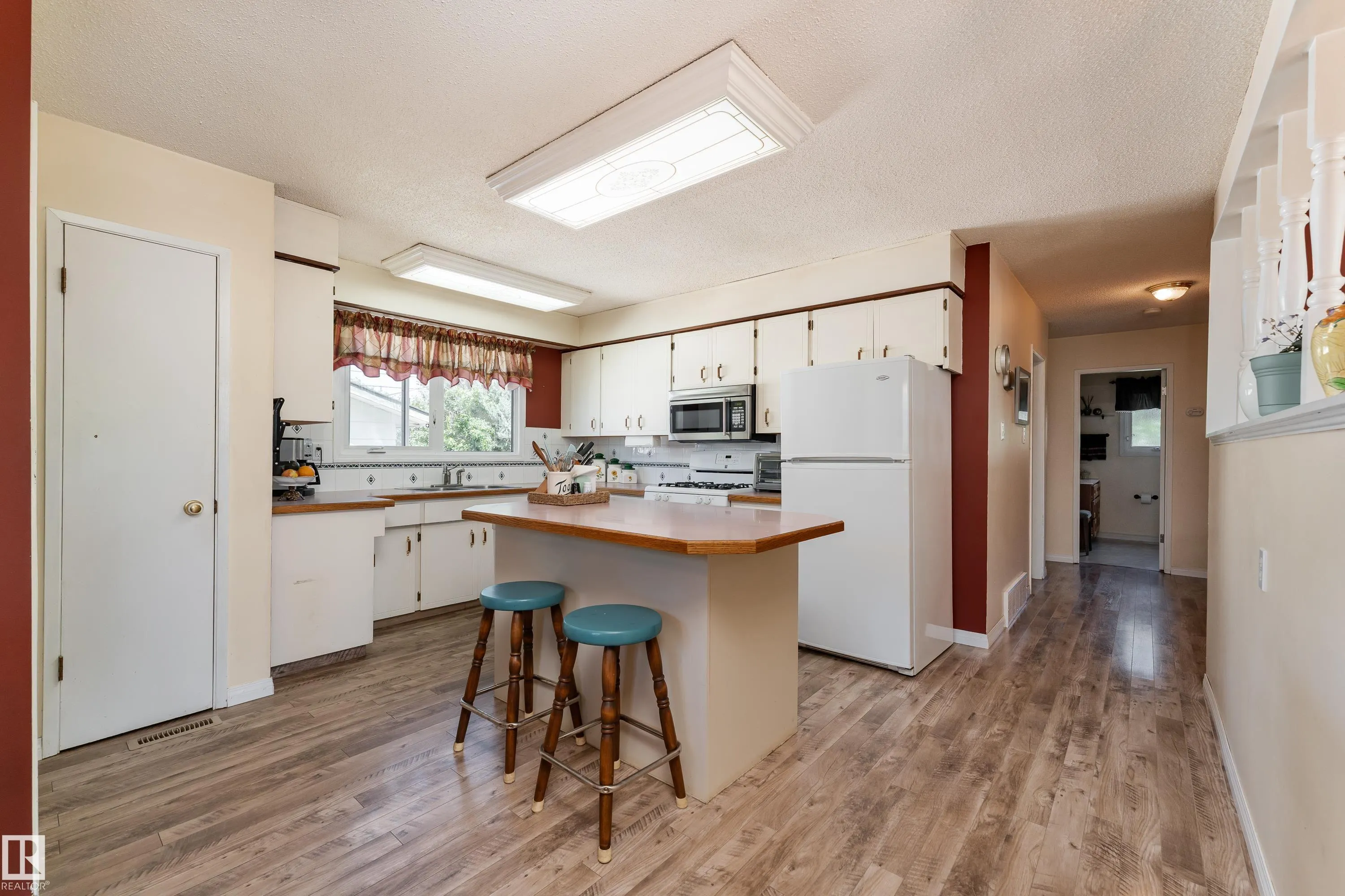7 CAMELOT Crescent