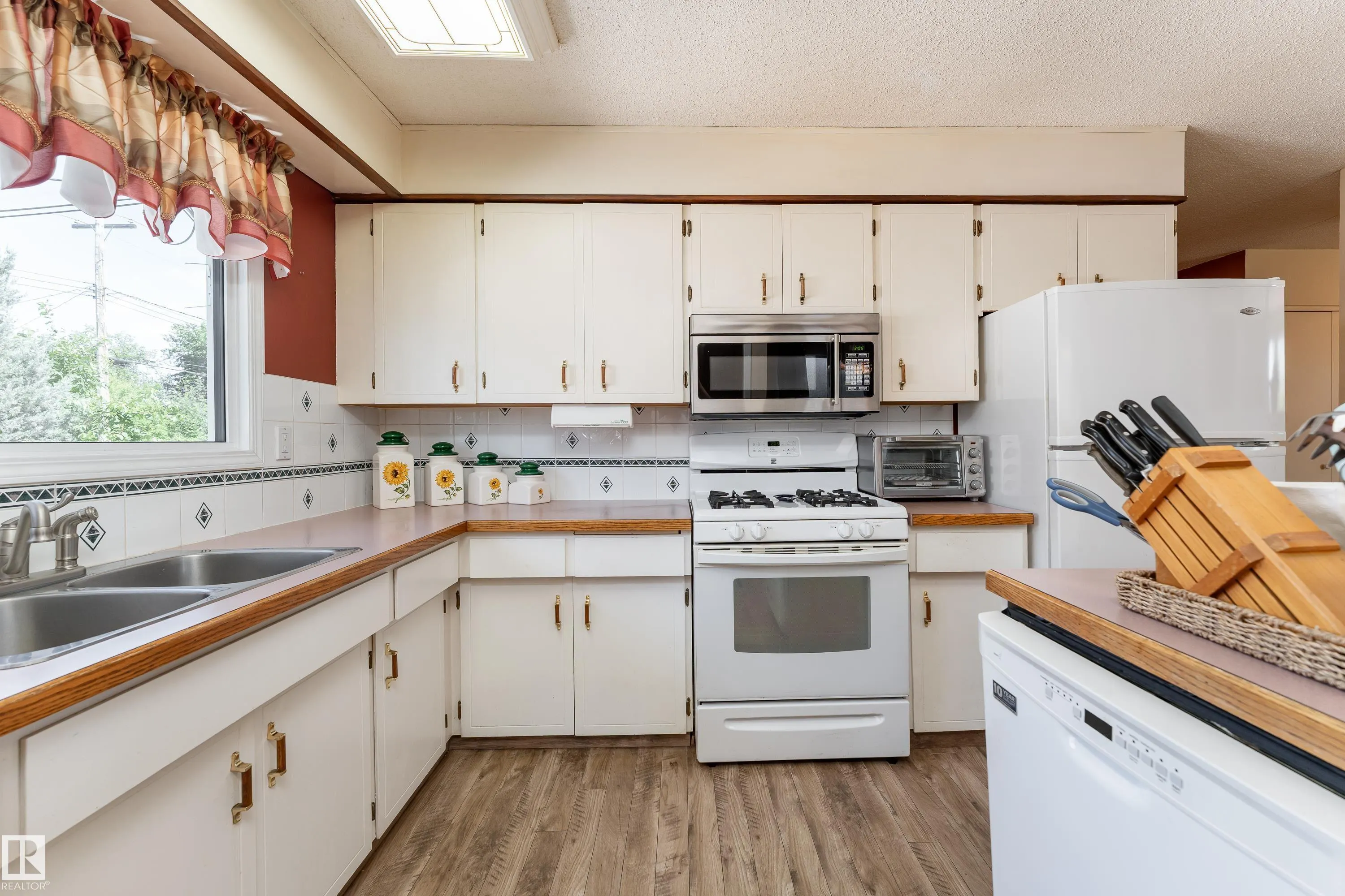 7 CAMELOT Crescent