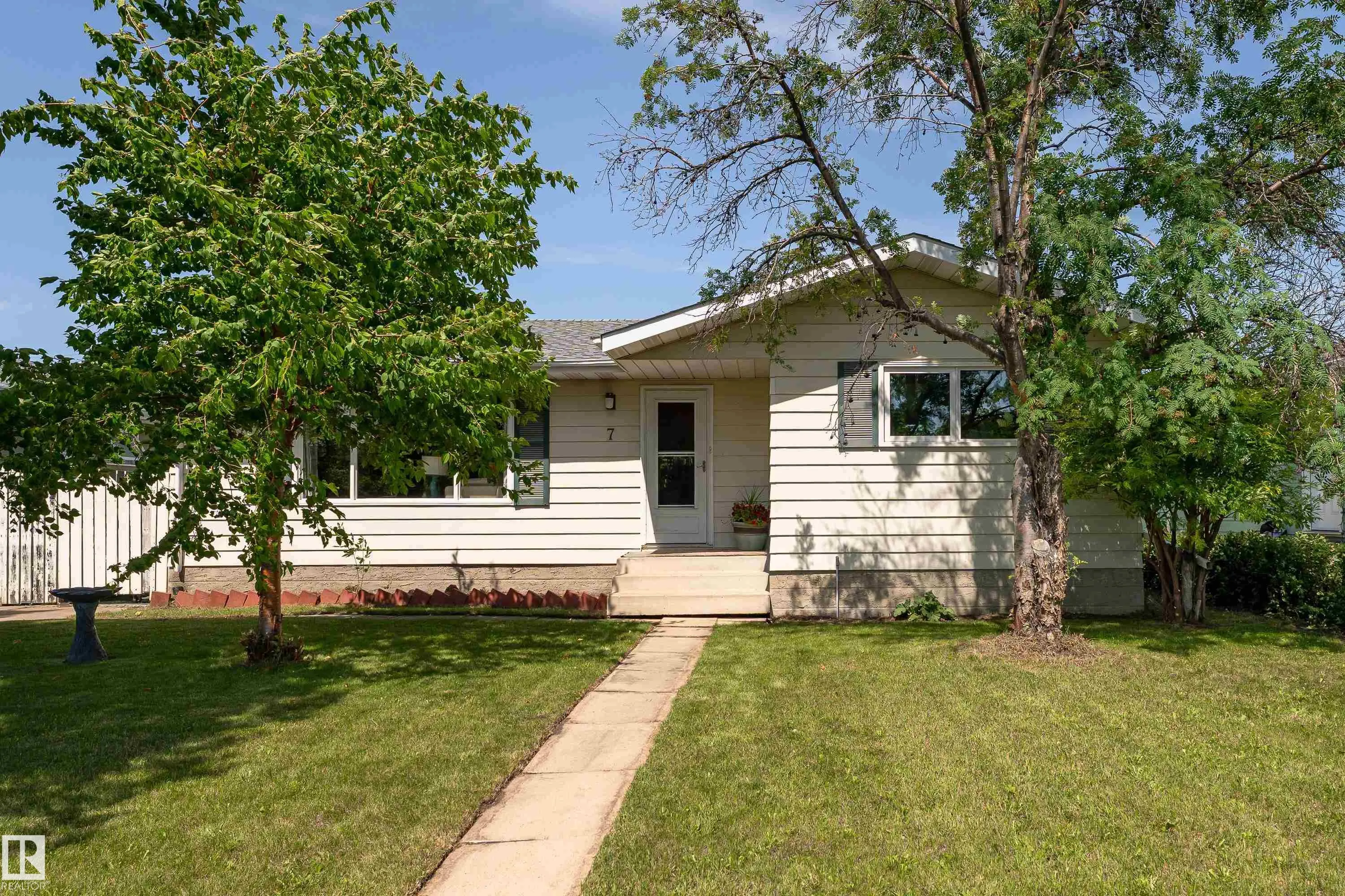 7 CAMELOT Crescent