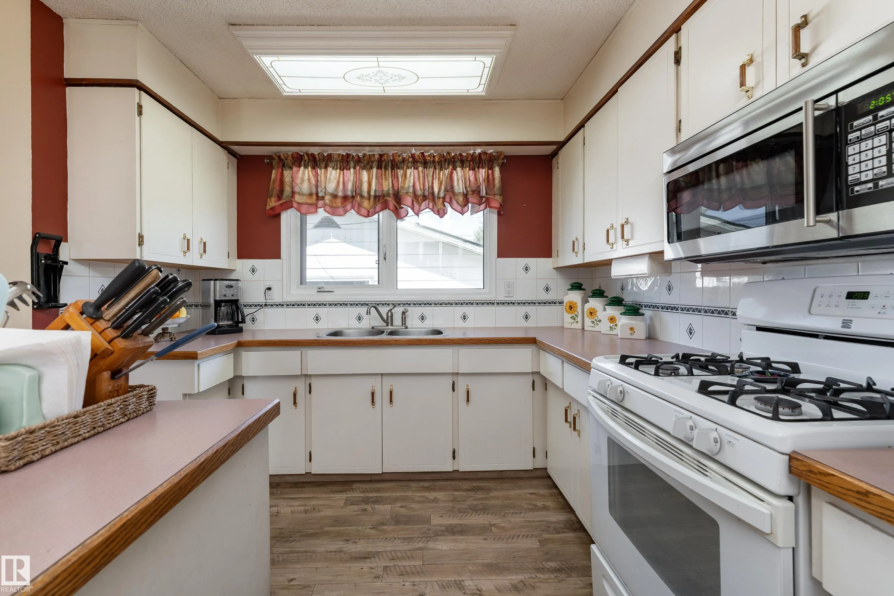 7 CAMELOT Crescent
