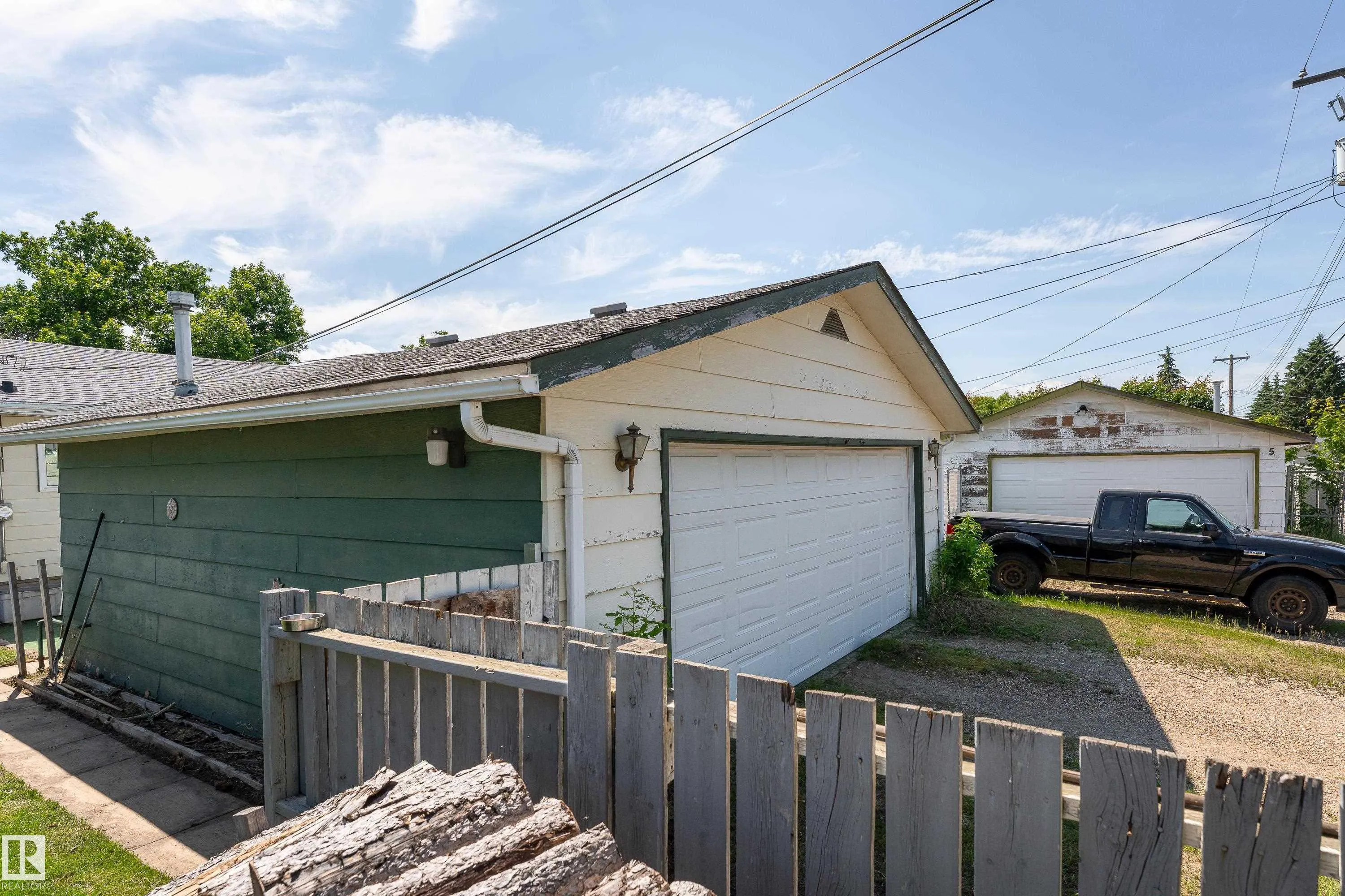7 CAMELOT Crescent