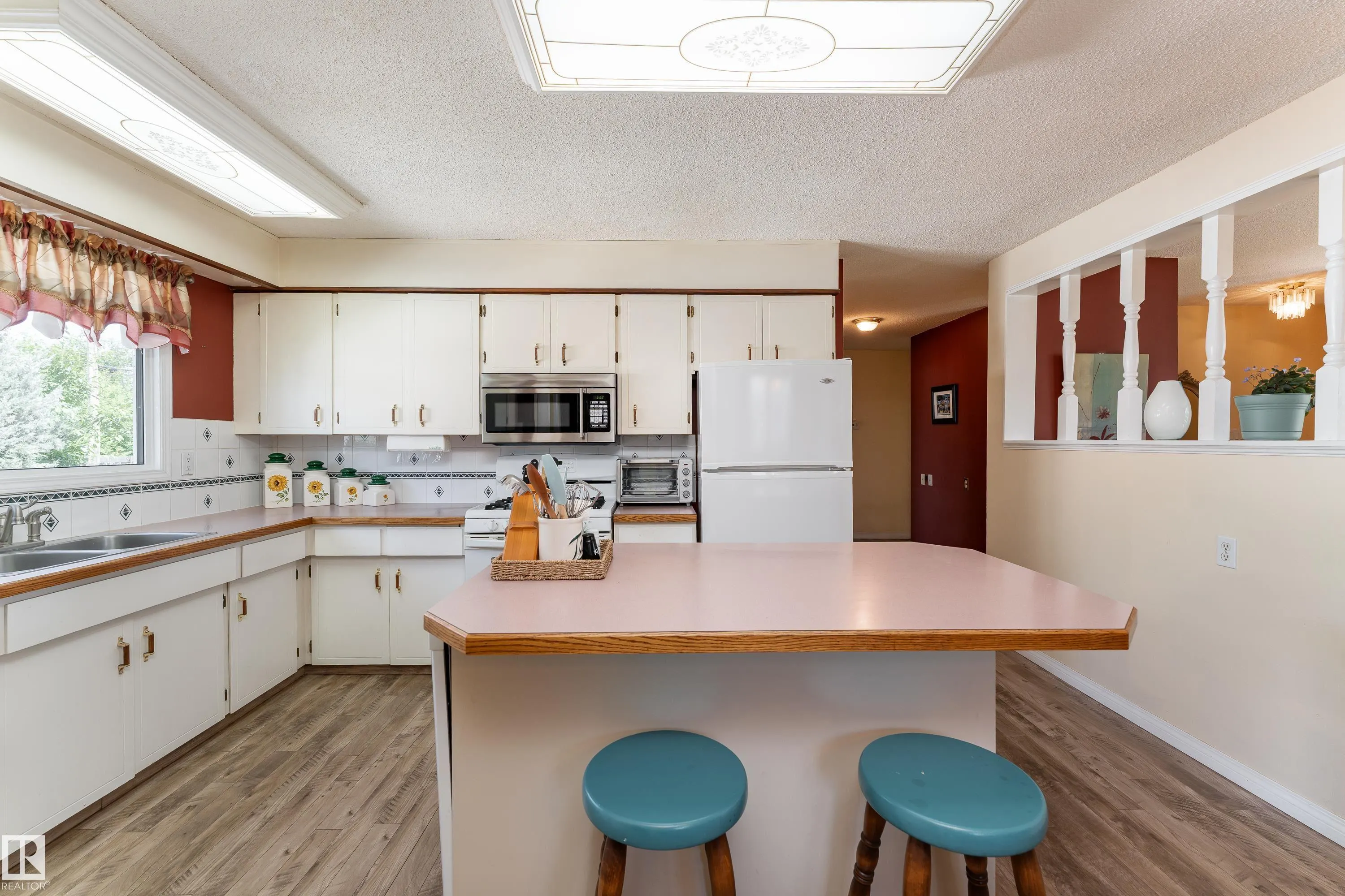 7 CAMELOT Crescent