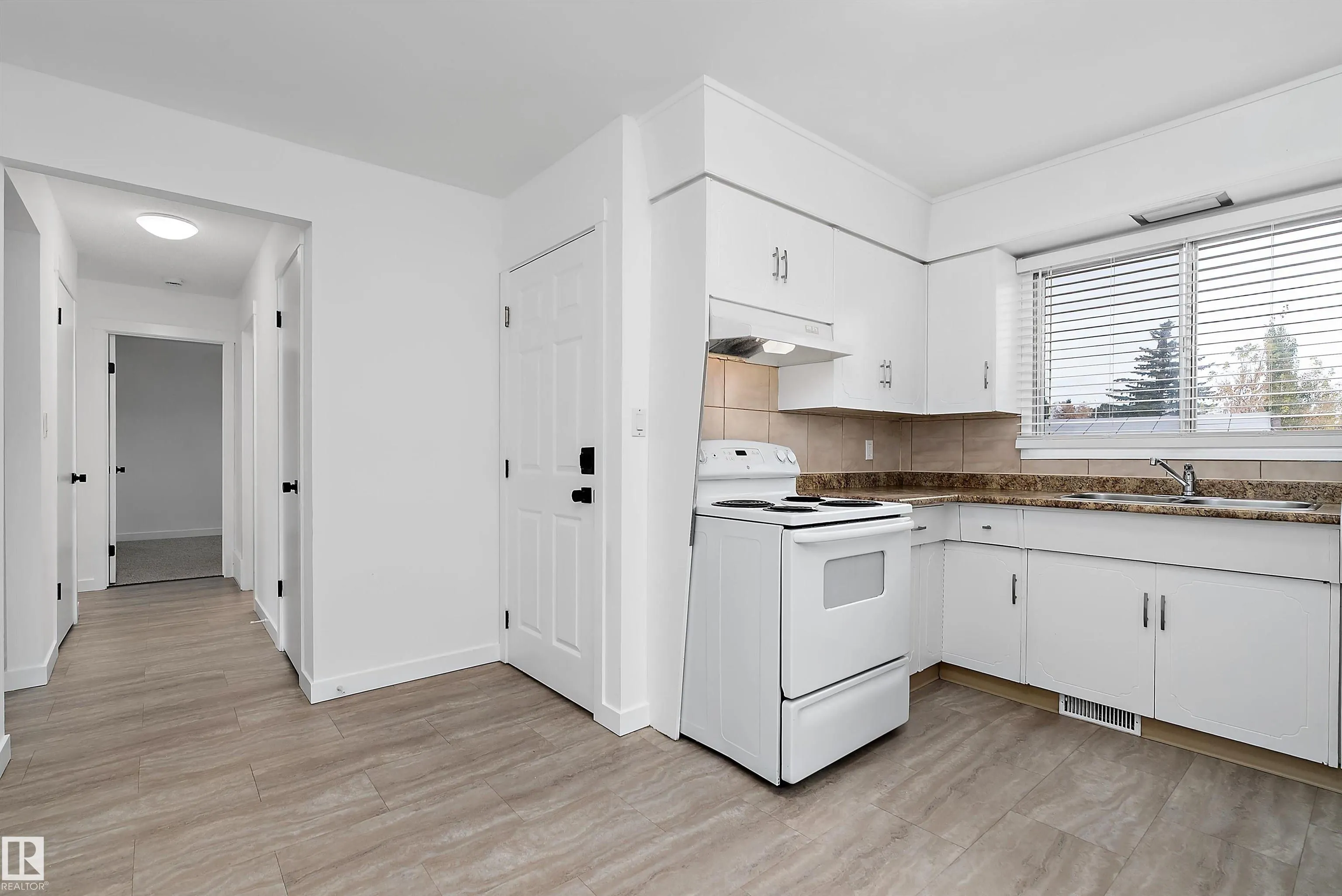 8612 30 Avenue