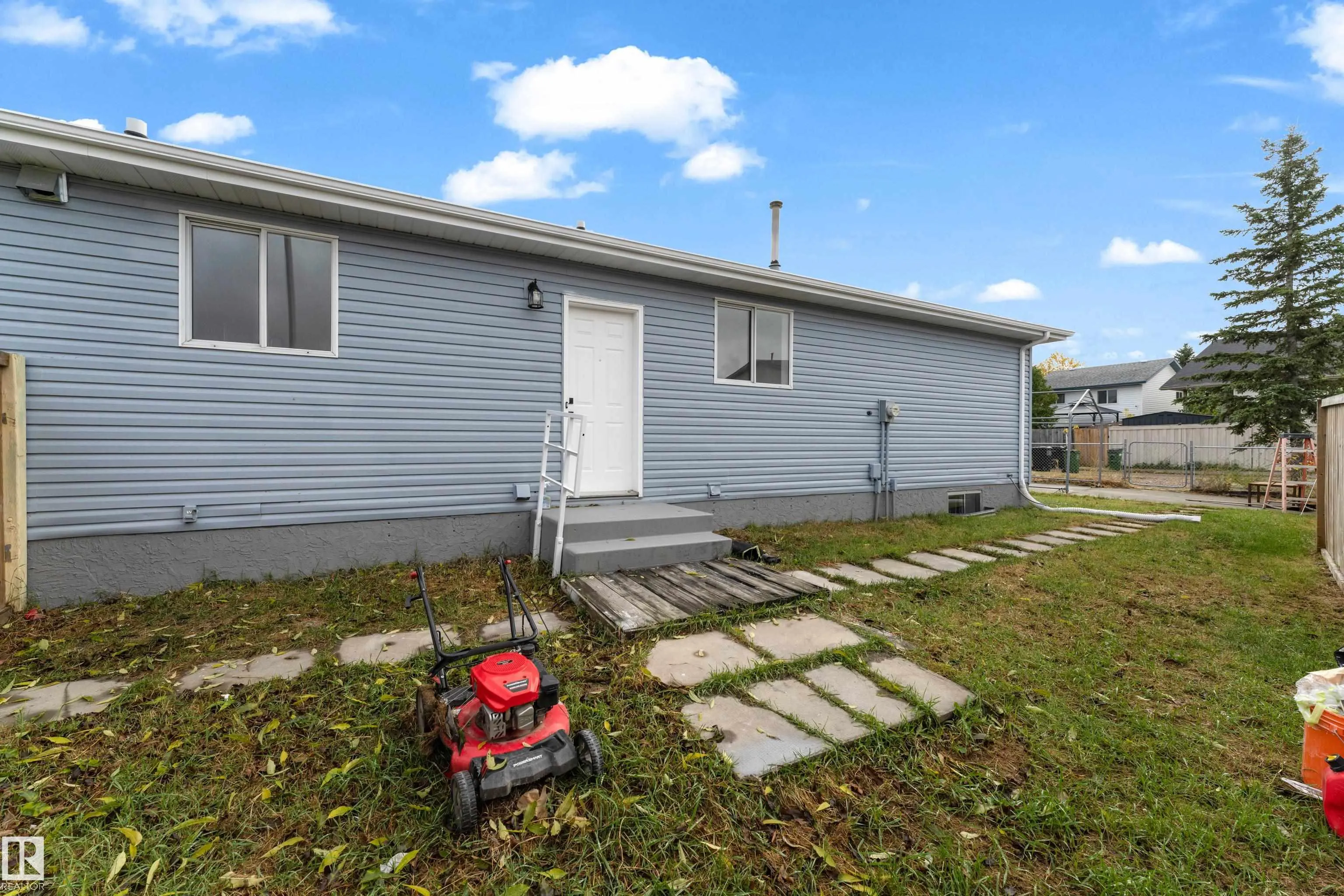 3527 44A Avenue
