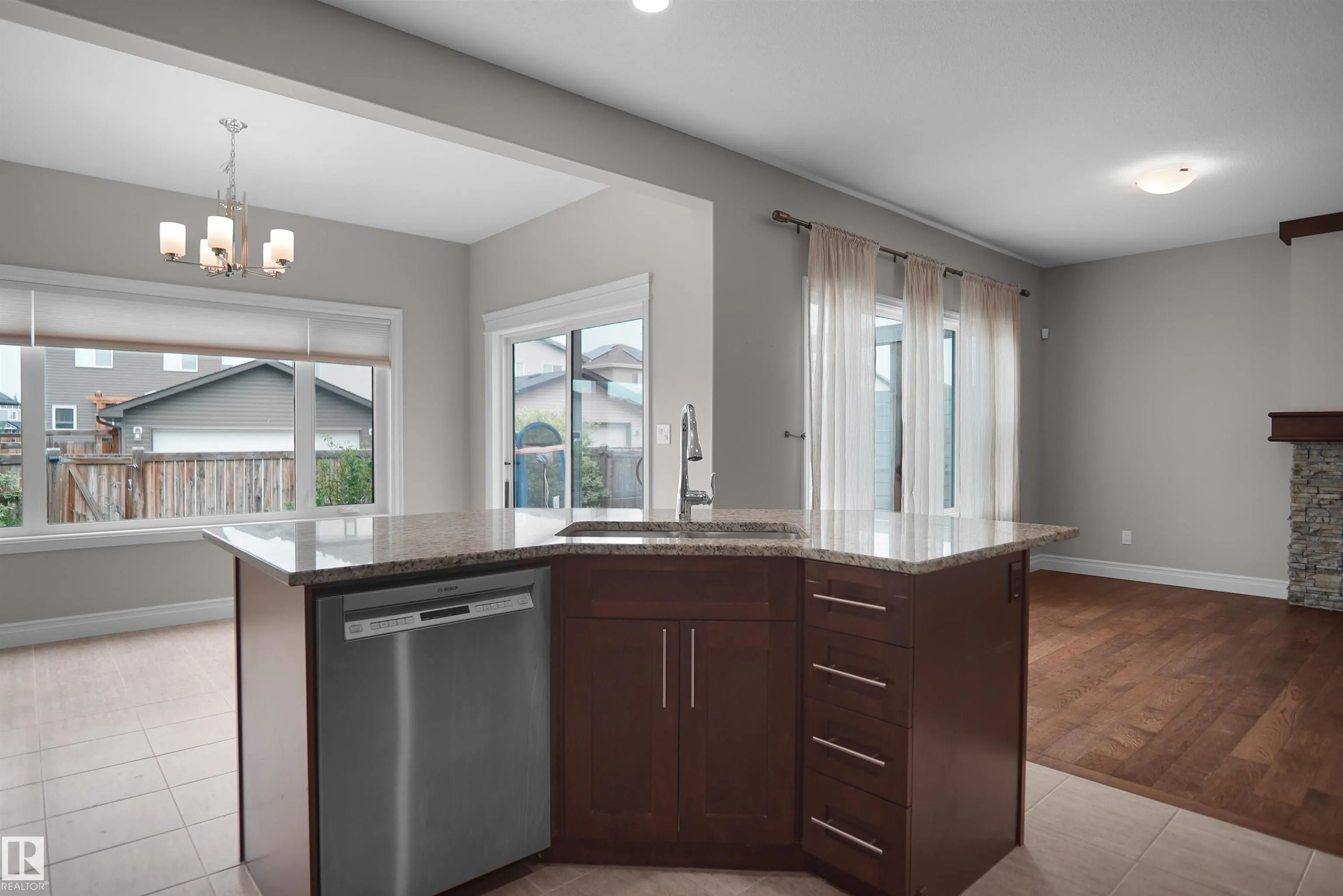 138 HENDERSON Link