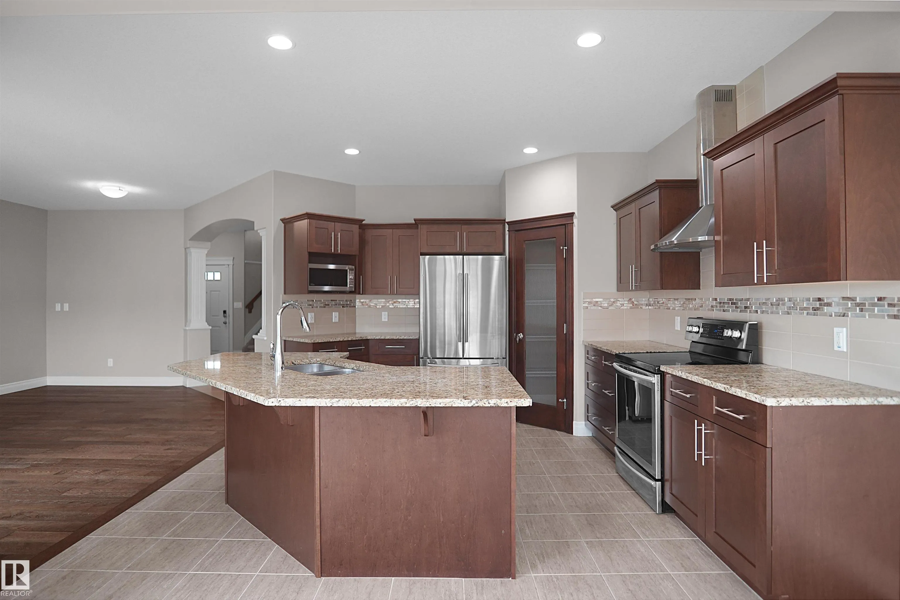 138 HENDERSON Link