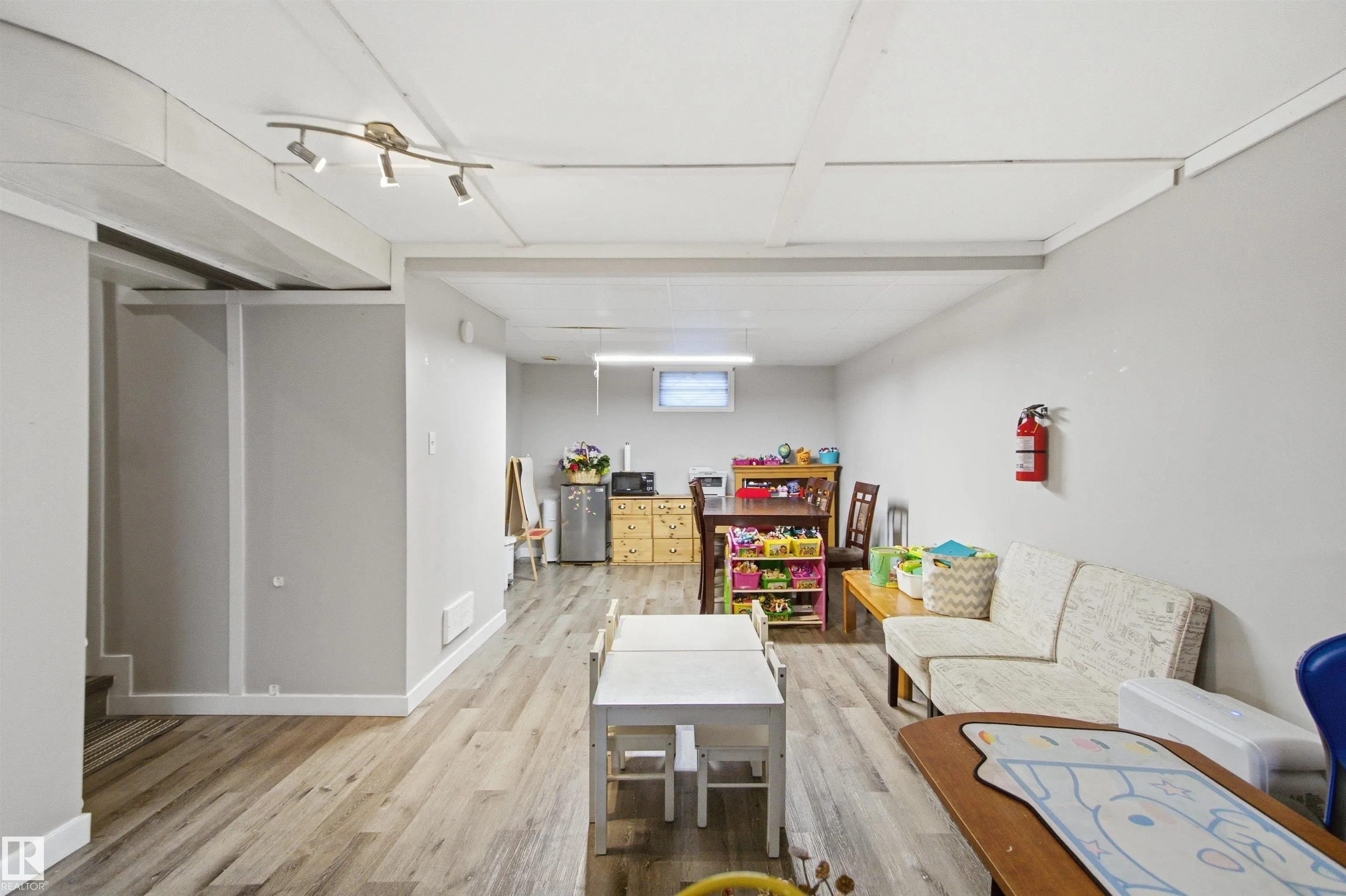15933 95 Avenue