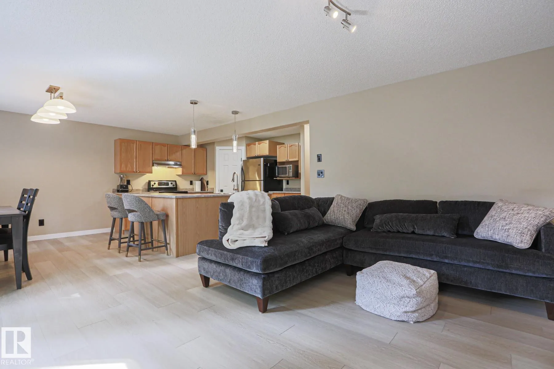 8 Erinwoods Place