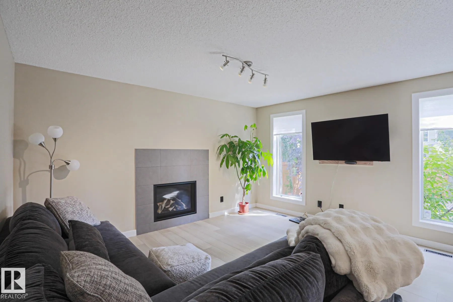 8 Erinwoods Place