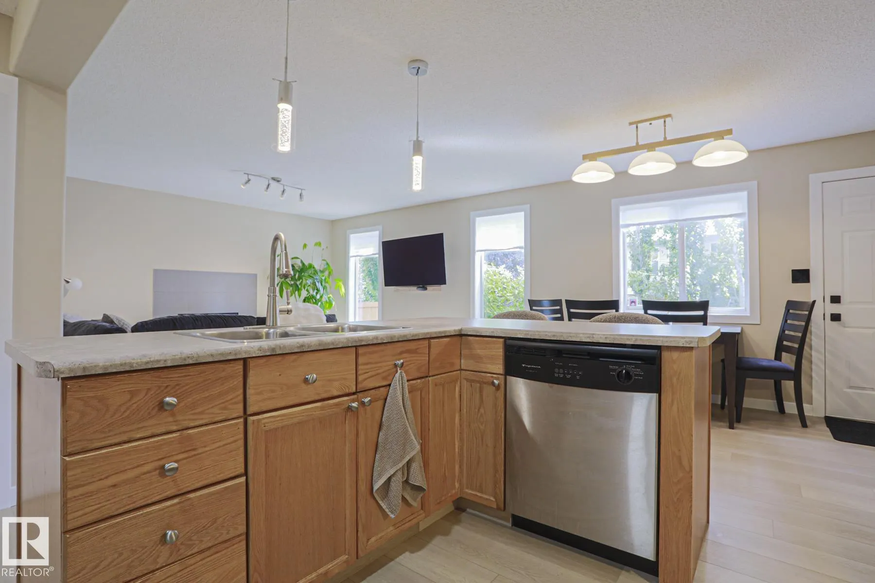 8 Erinwoods Place