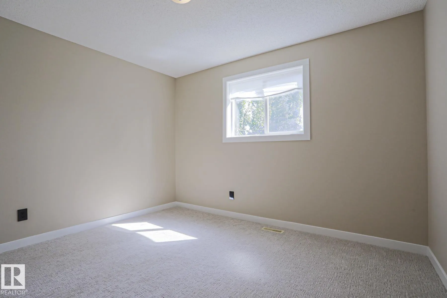 8 Erinwoods Place
