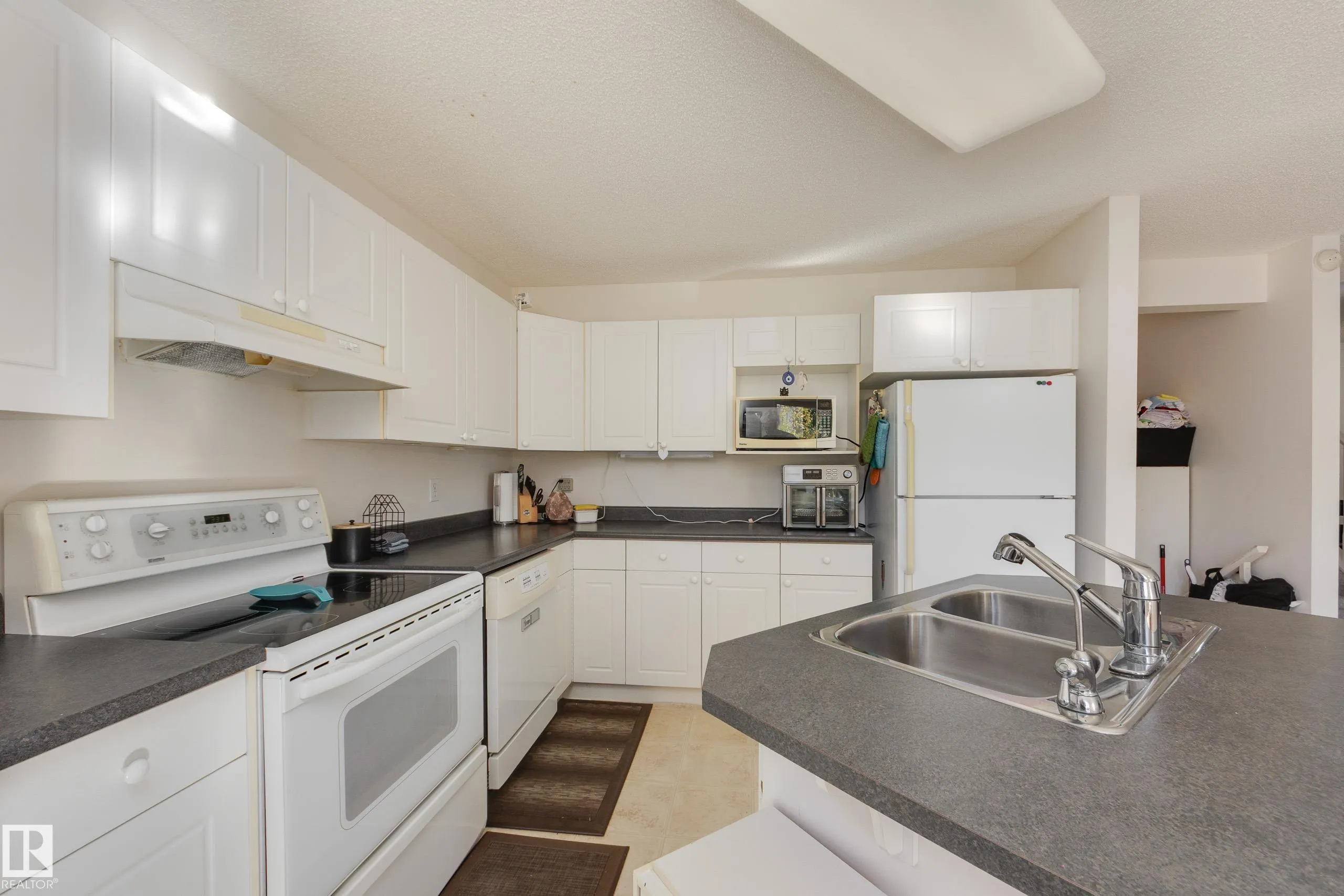 553 GLENWRIGHT Crescent