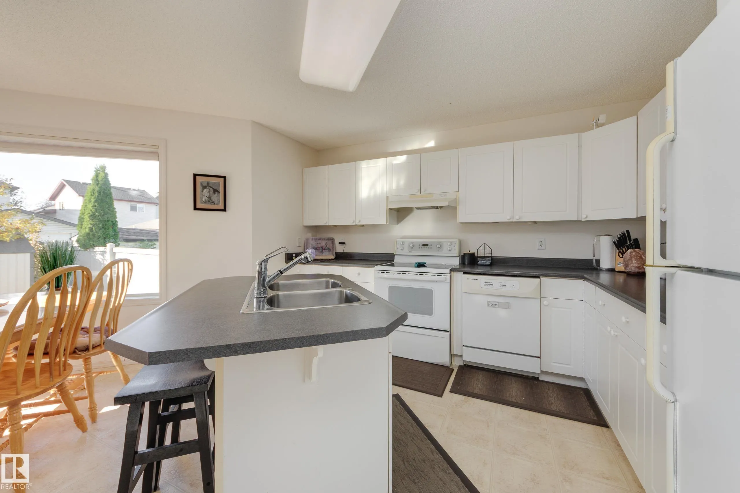 553 GLENWRIGHT Crescent