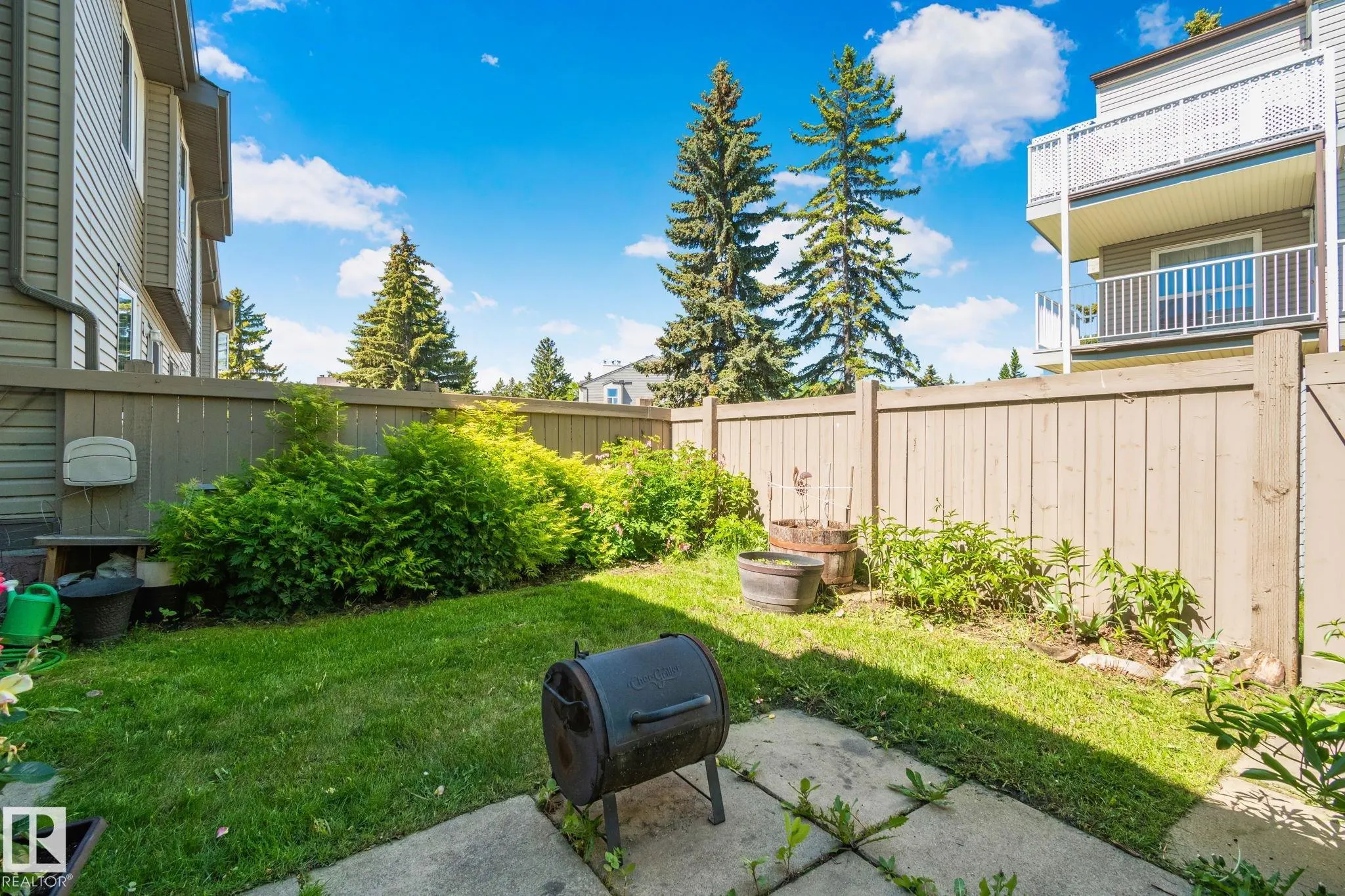 41 AKINSDALE Gardens