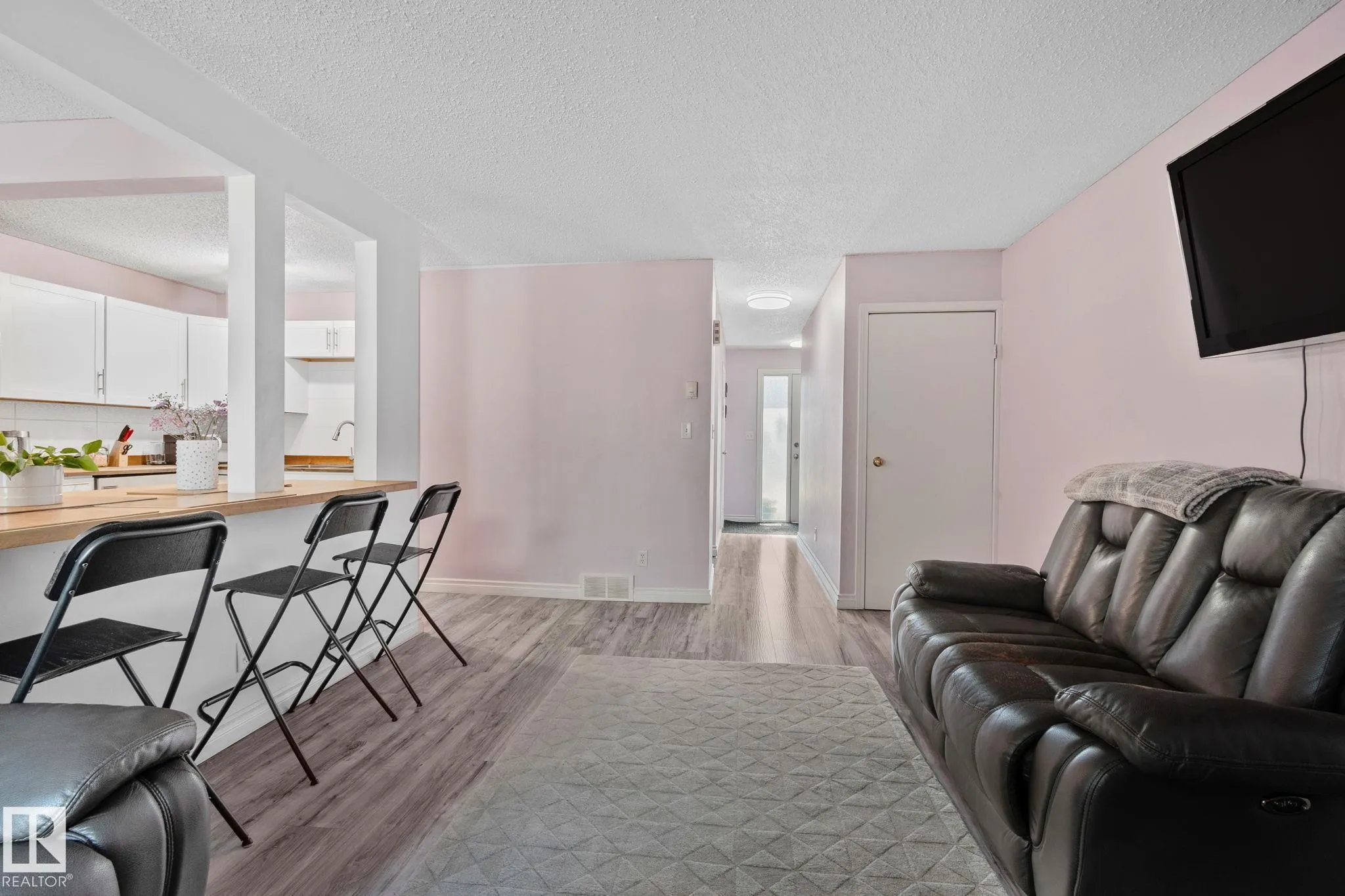 41 AKINSDALE Gardens