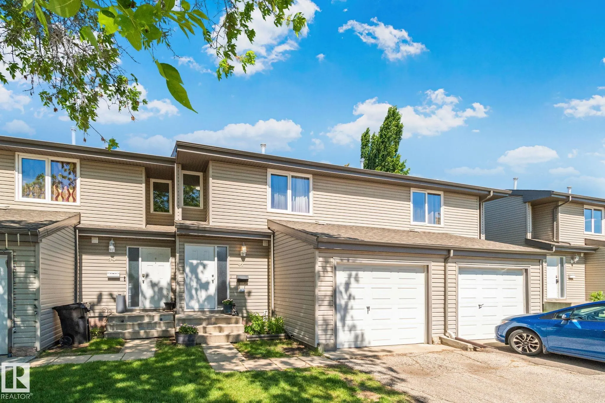 41 AKINSDALE Gardens