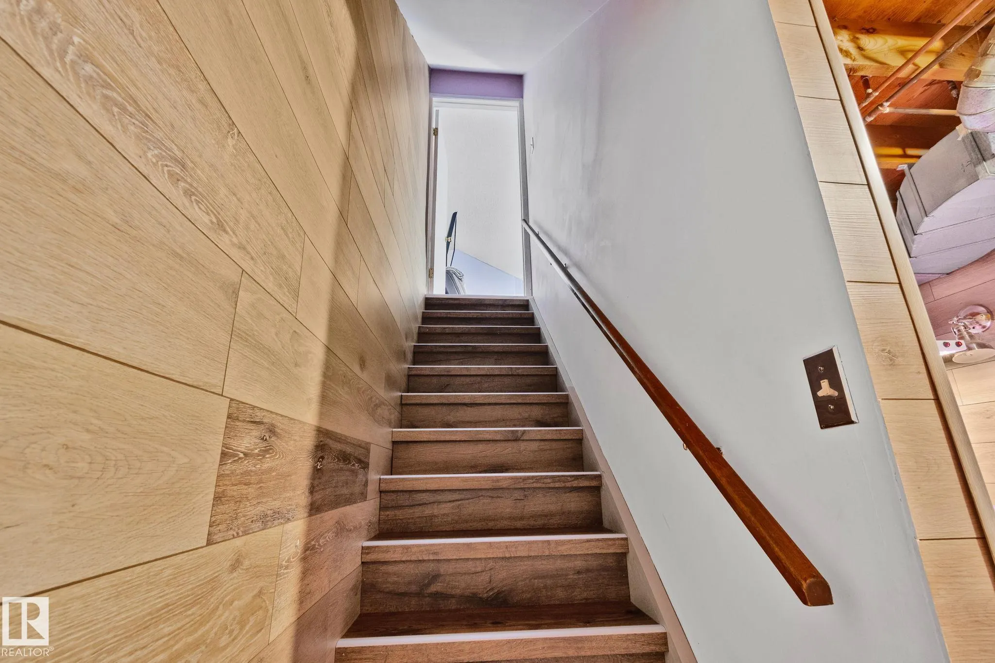 41 AKINSDALE Gardens